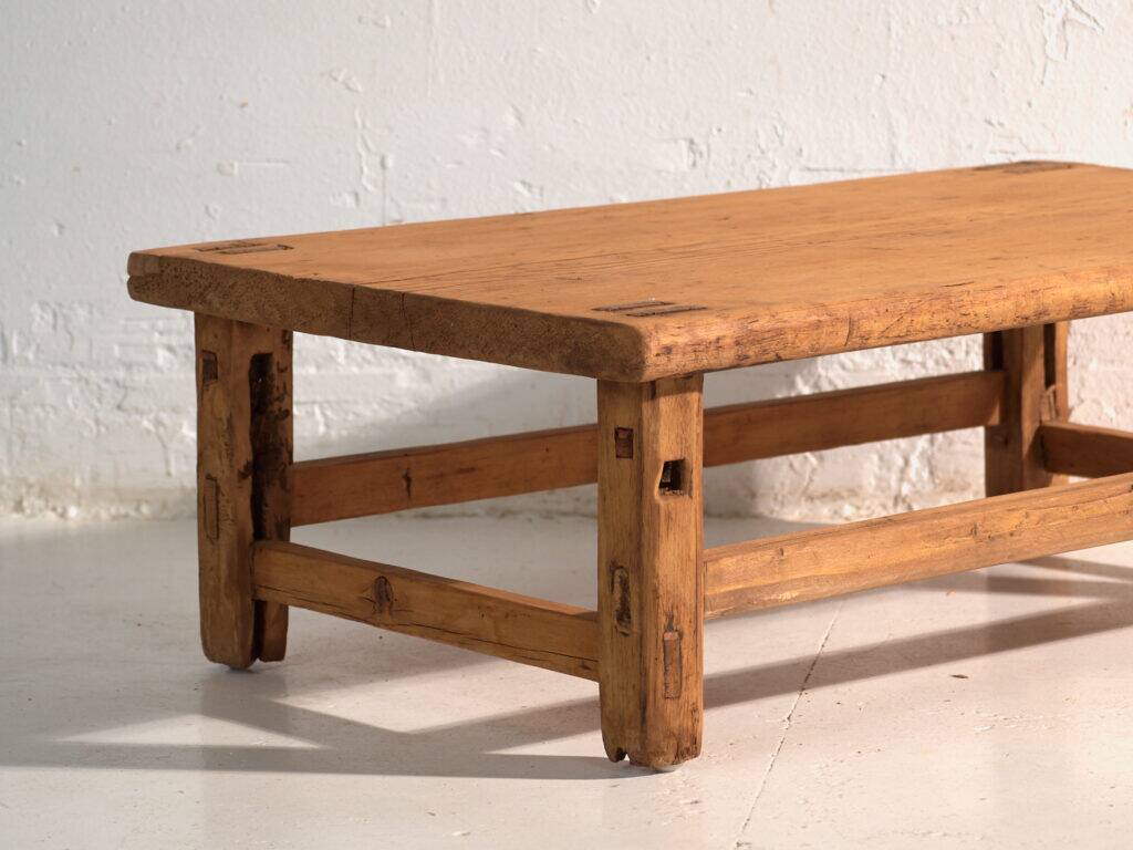 Table basse ancienne en bois de pin – Chine, vers 1890