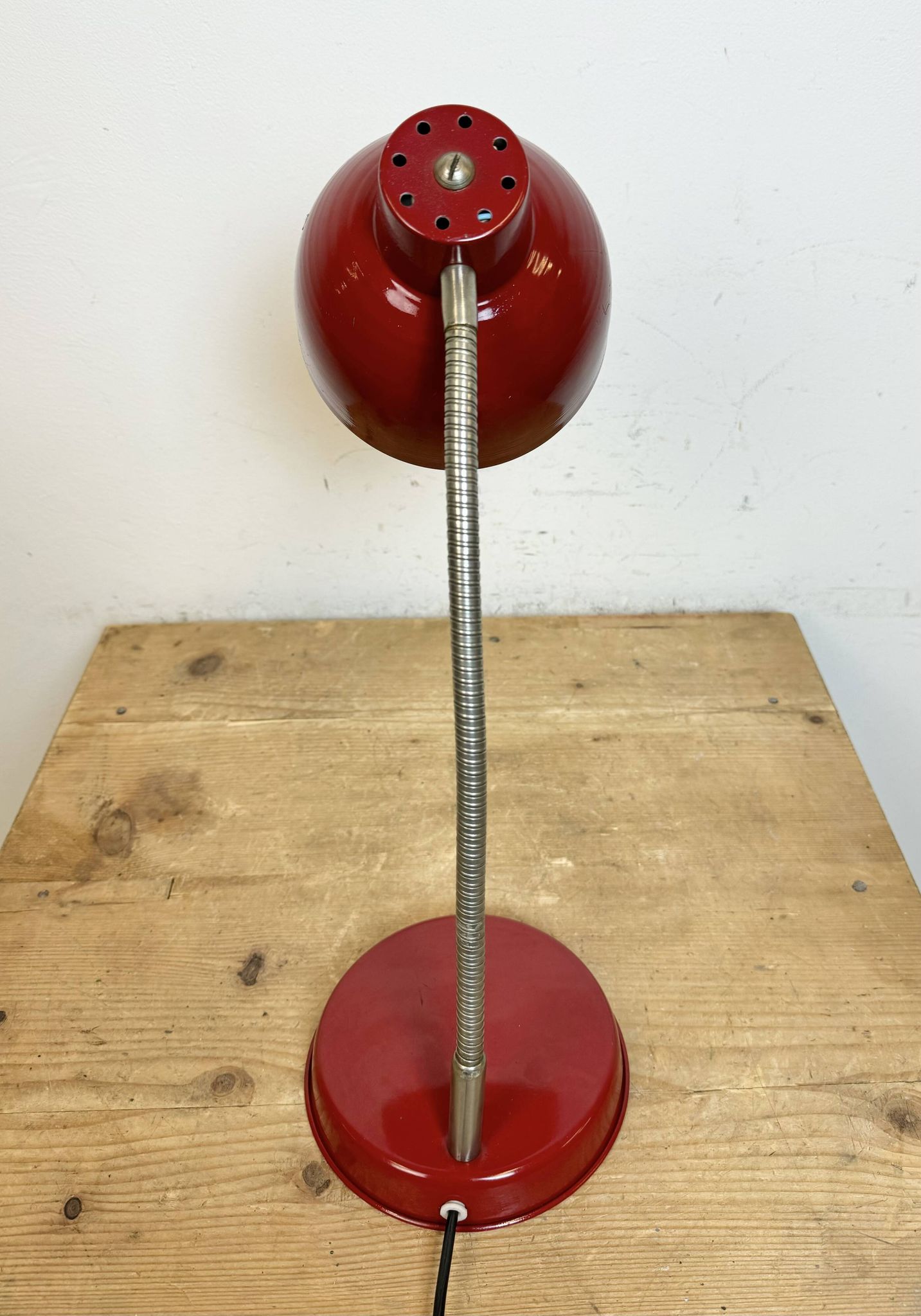Lampe de Table Industrielle Rouge à Col de Cygne, 1960s