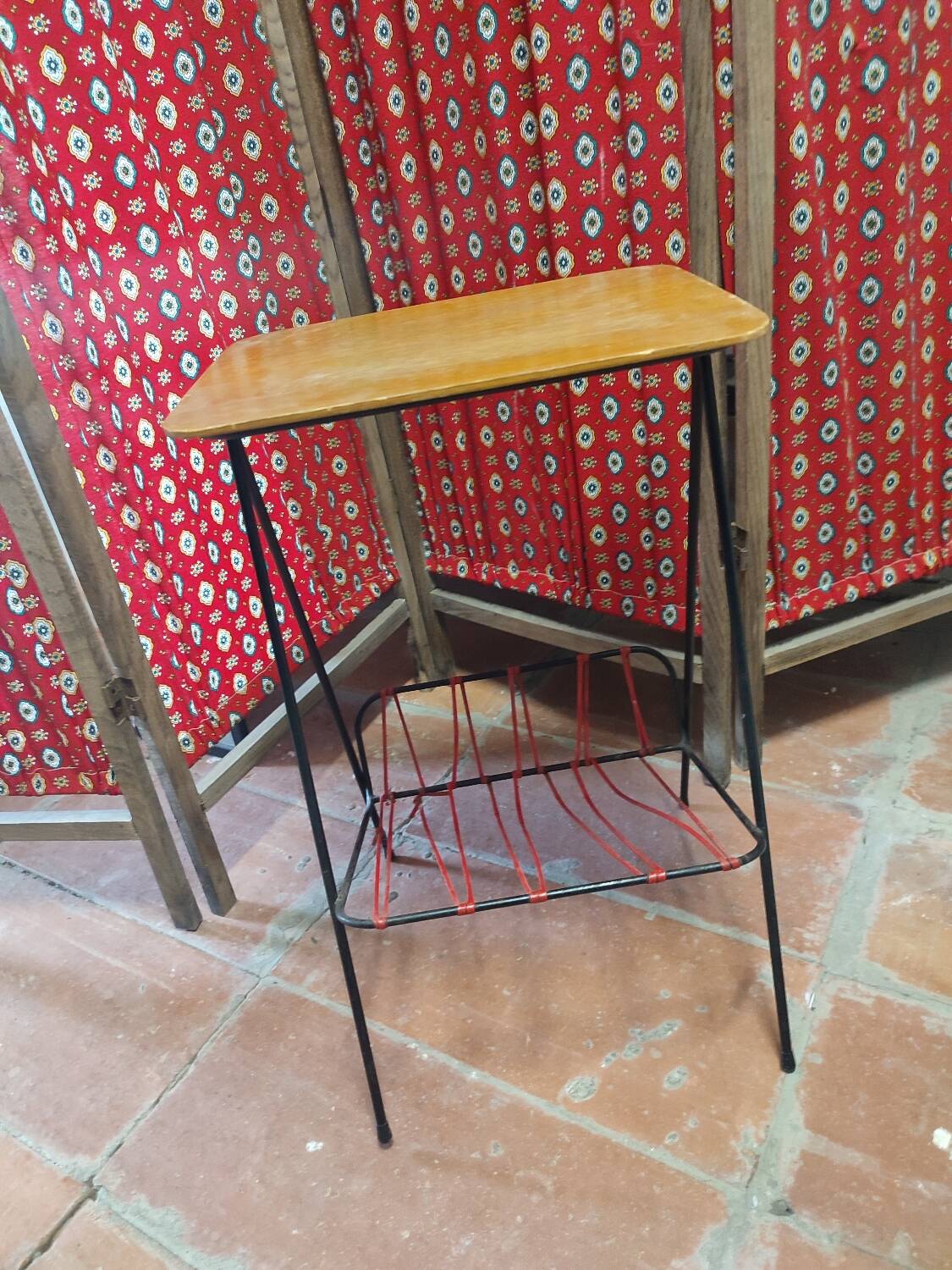 Wooden platinum table and scoubidou