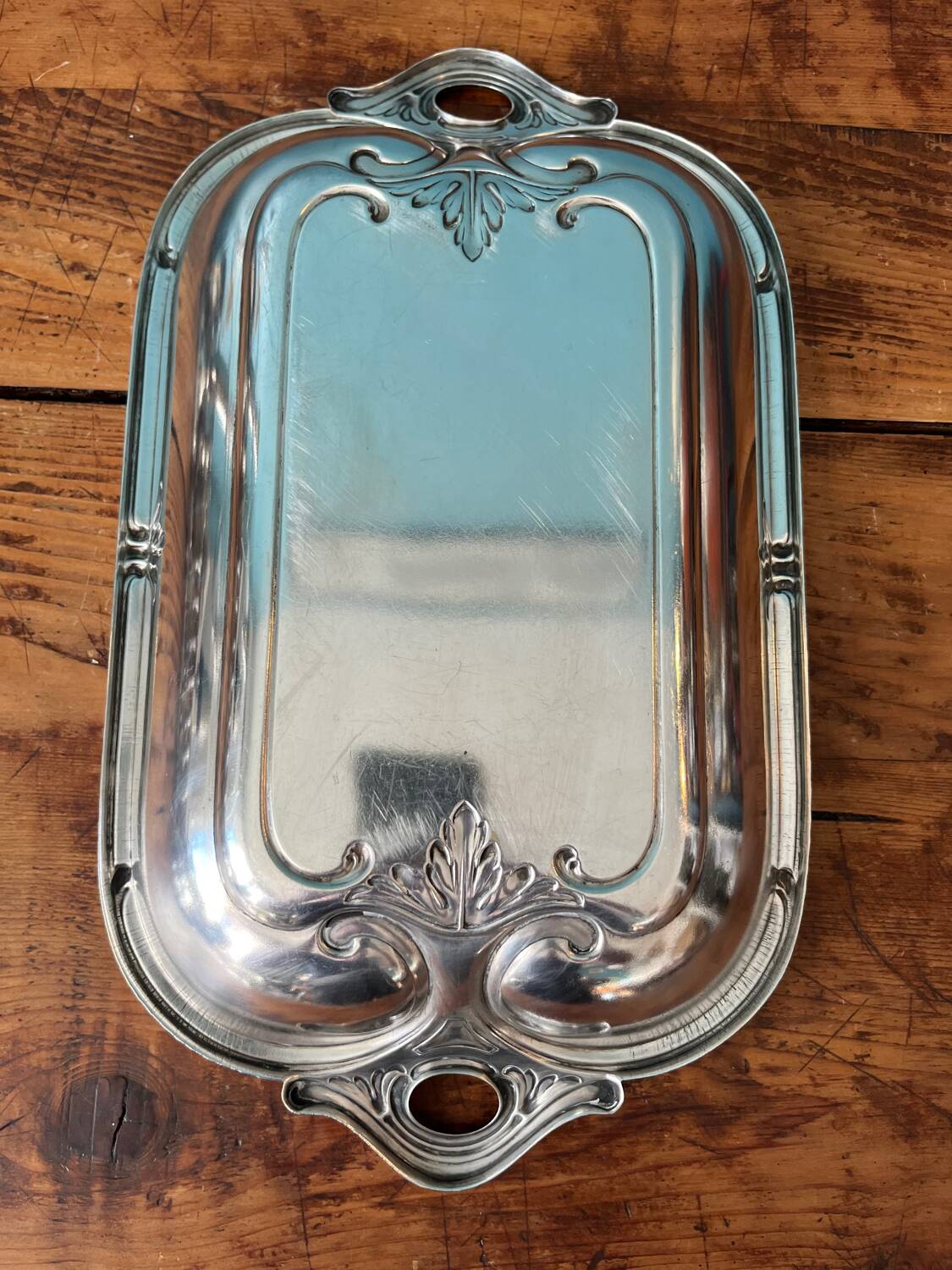 Dish, tray, centerpiece in silver metal