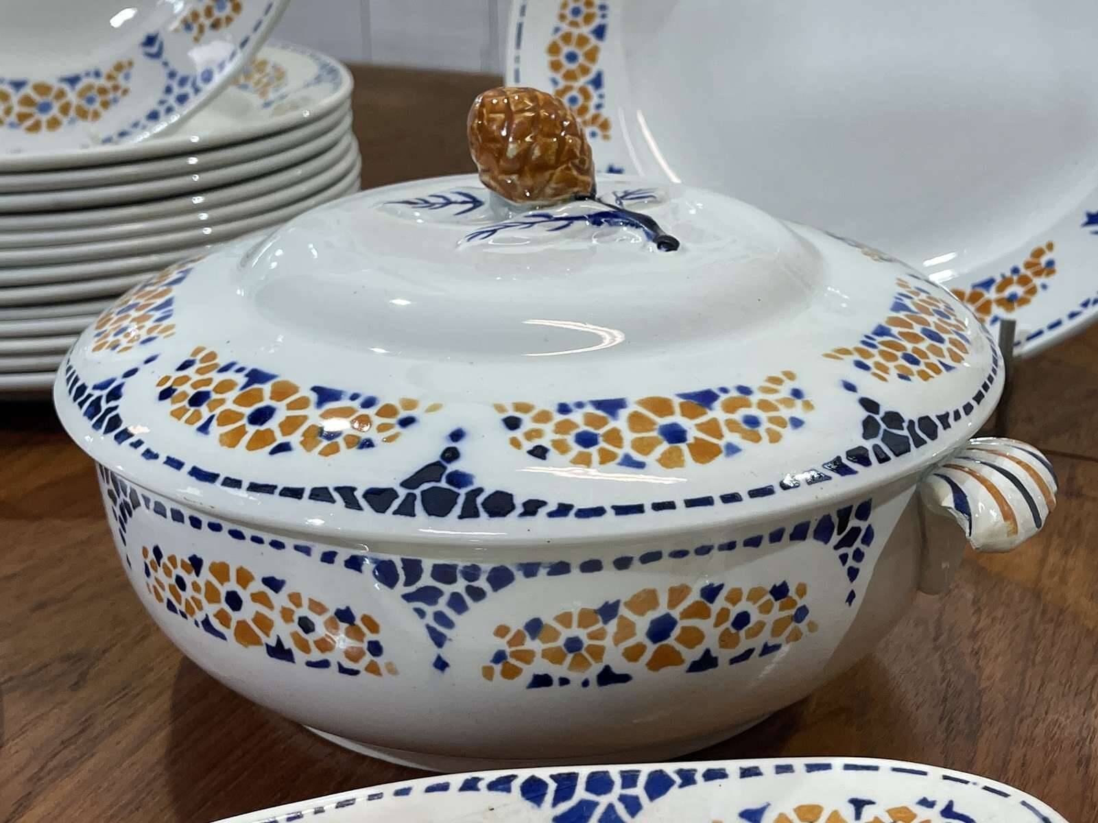 Saint Amand dinner service from the 1950s - 29 pieces.
