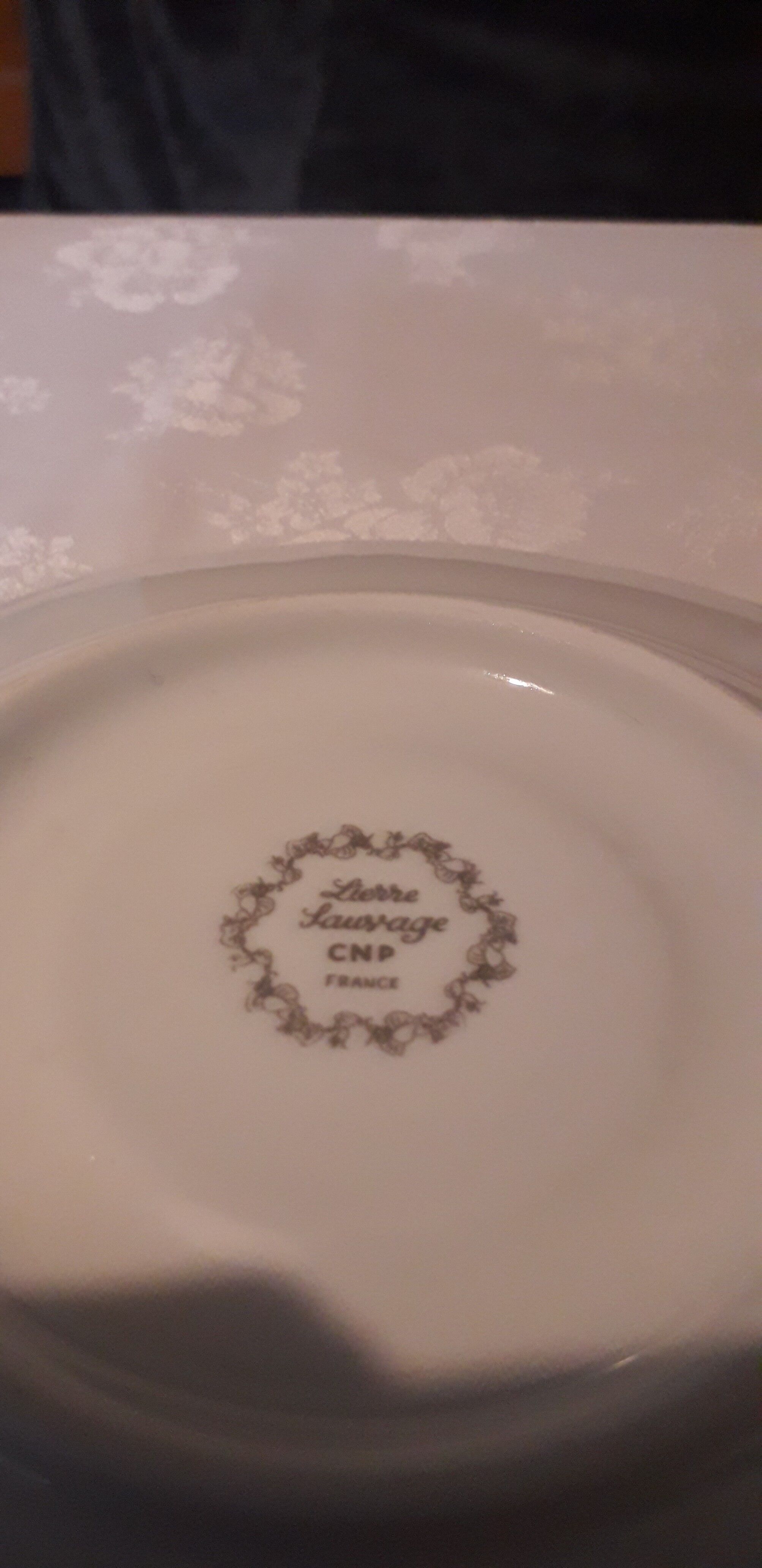 Pot à lait crème et sa soucoupe en fine porcelaine CNP France