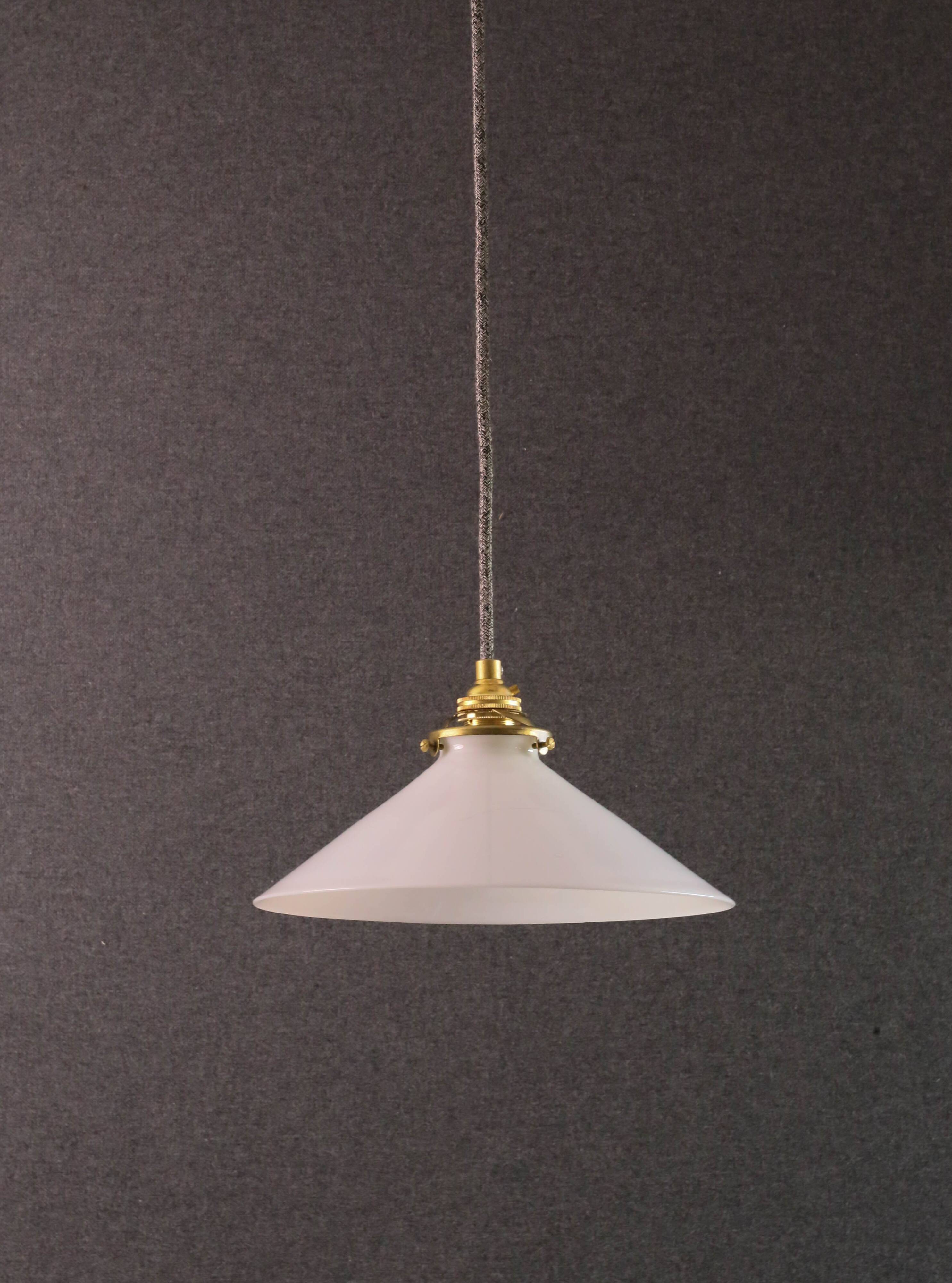 Suspension in high white opaline - delivered with a new cable and socket