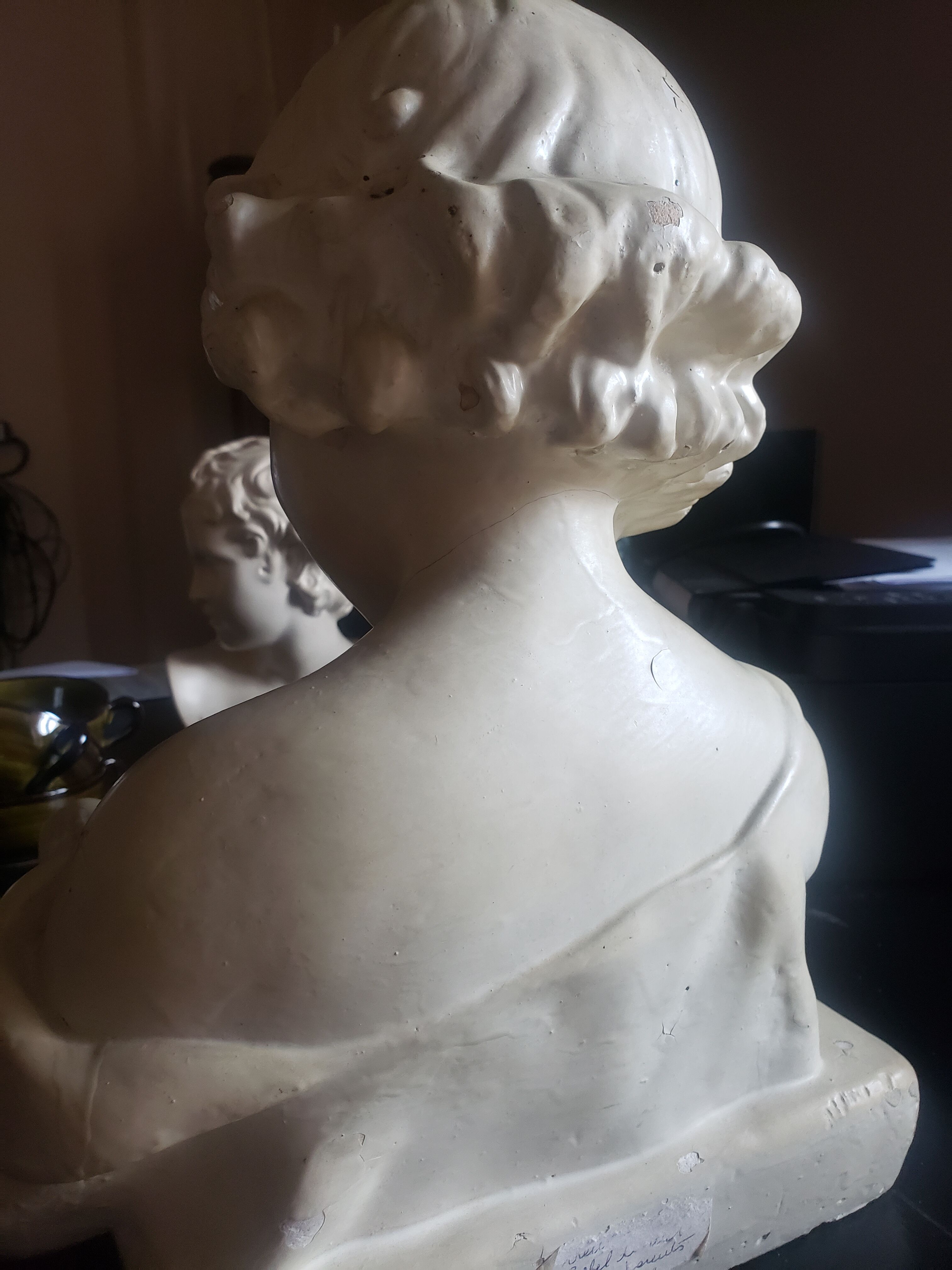 Bust of a woman in plaster The e-reader