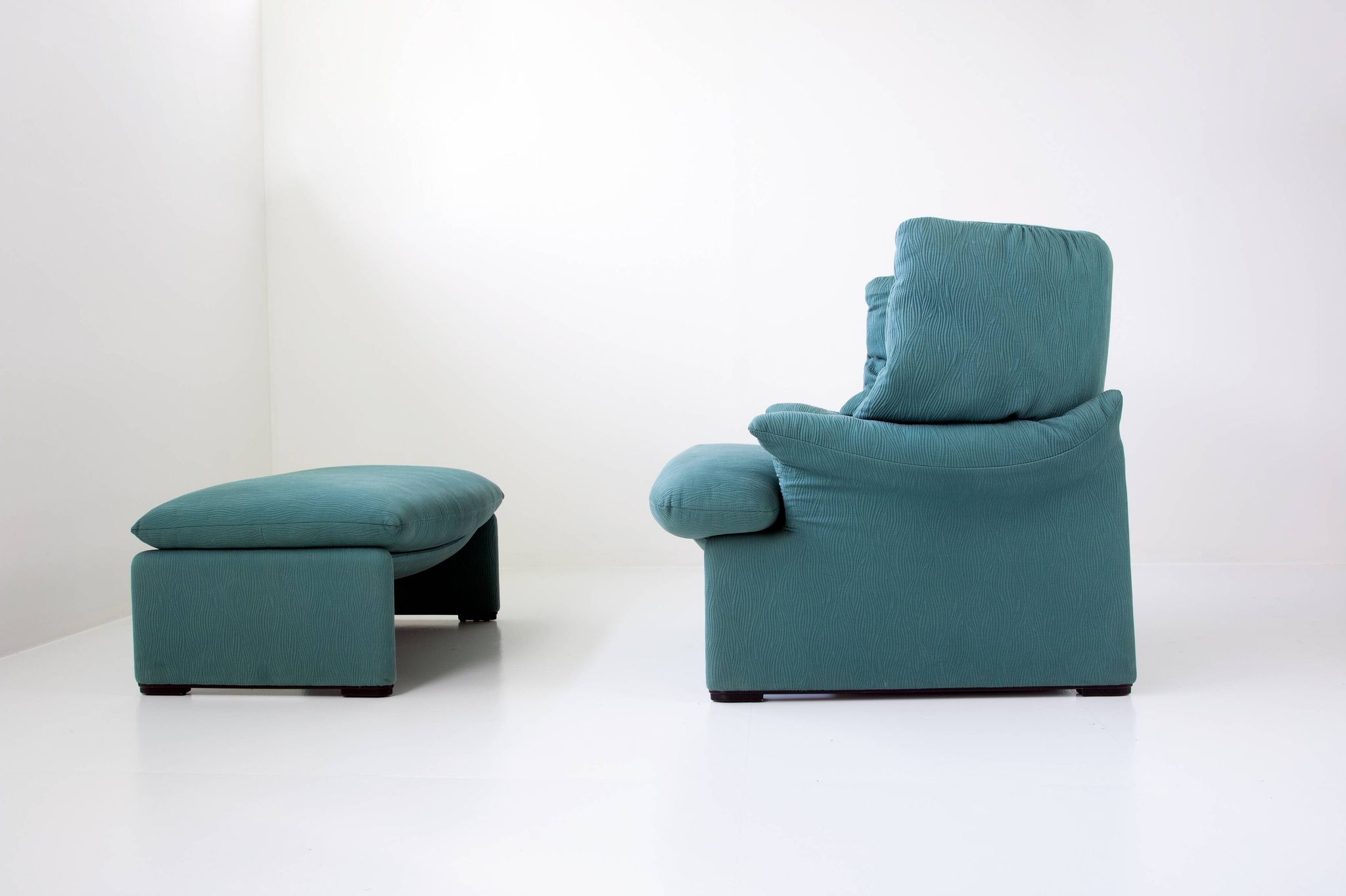 Cassina 'Portovenere' lounge chair with footstool – Vico Magistretti