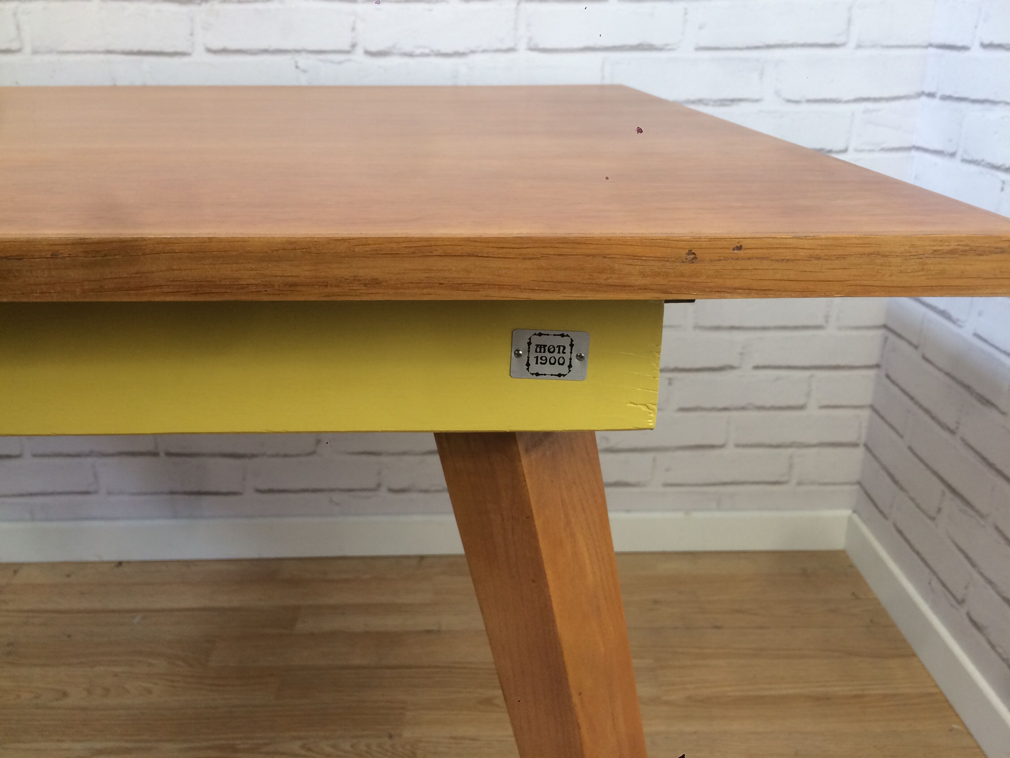 Table vintage foot compass