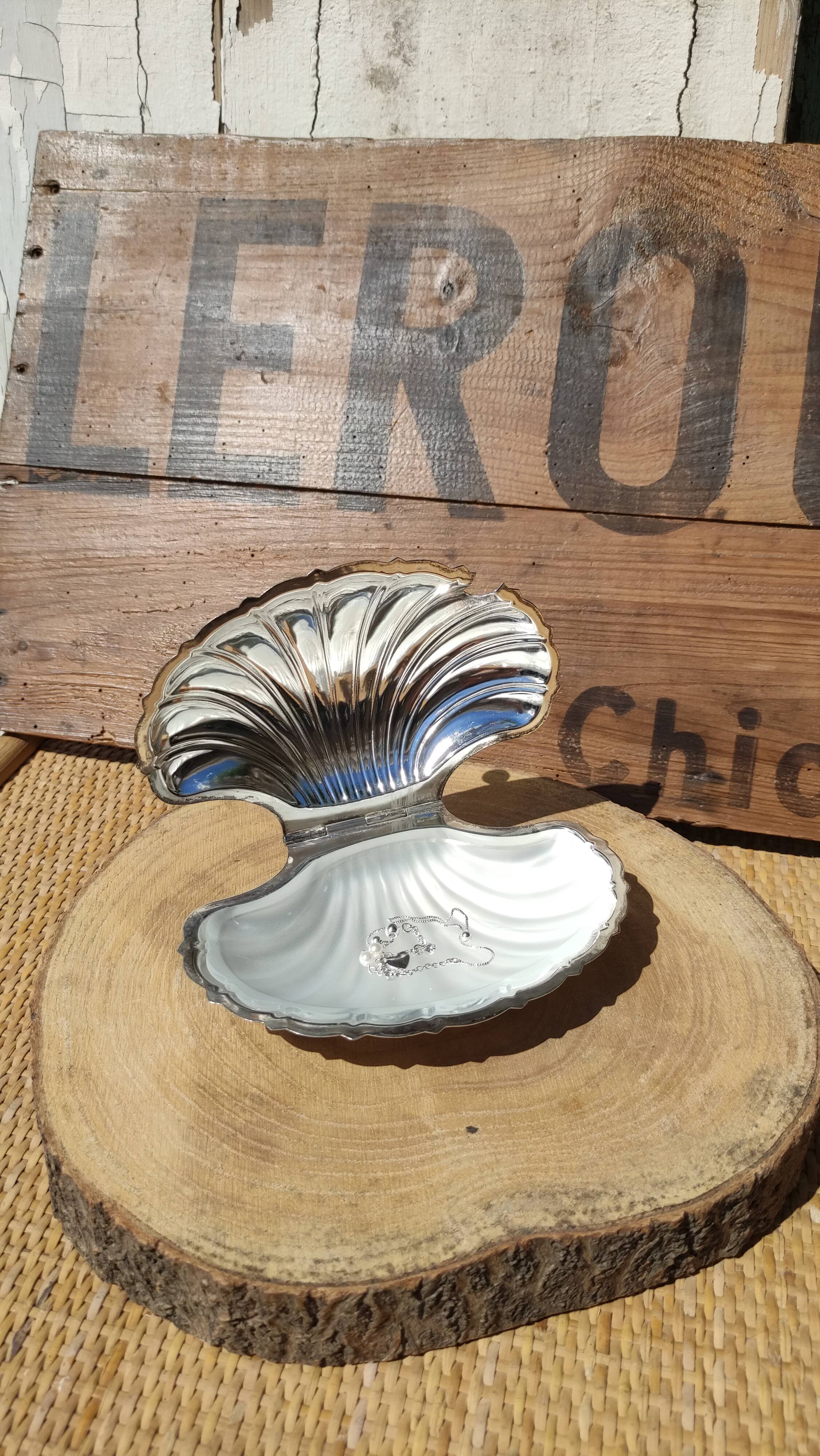 Serviteur en métal argenté forme de coquille Saint-Jacques