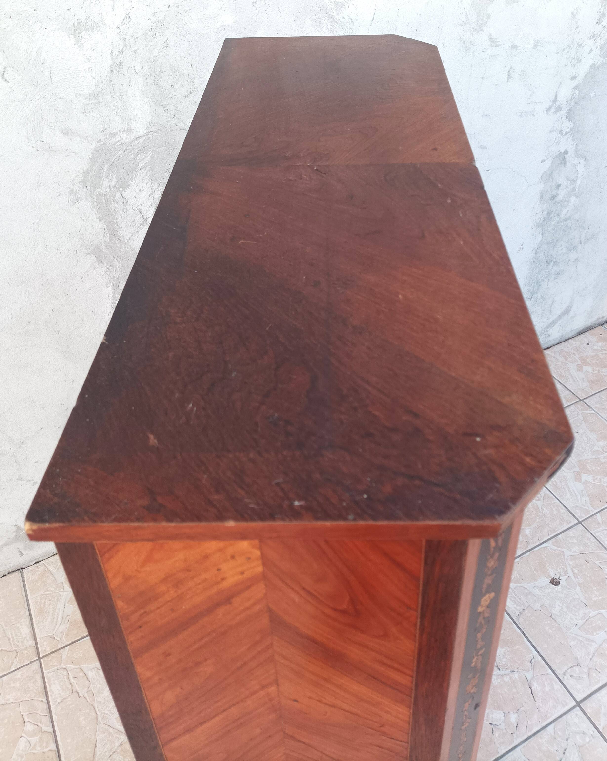 Louis XVI display cabinet in rosewood and amaranth veneer.
