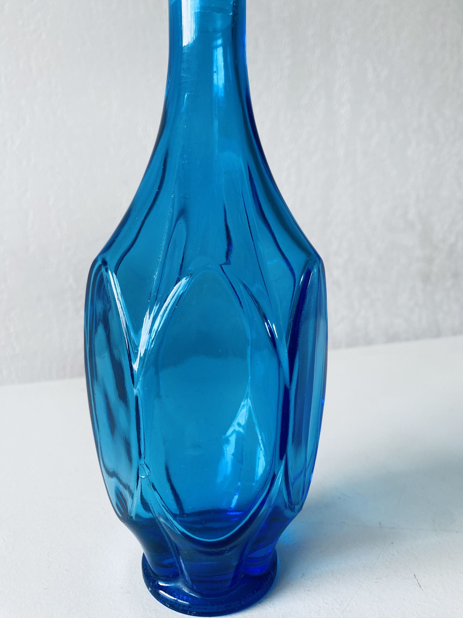 Carafe bleue en verre