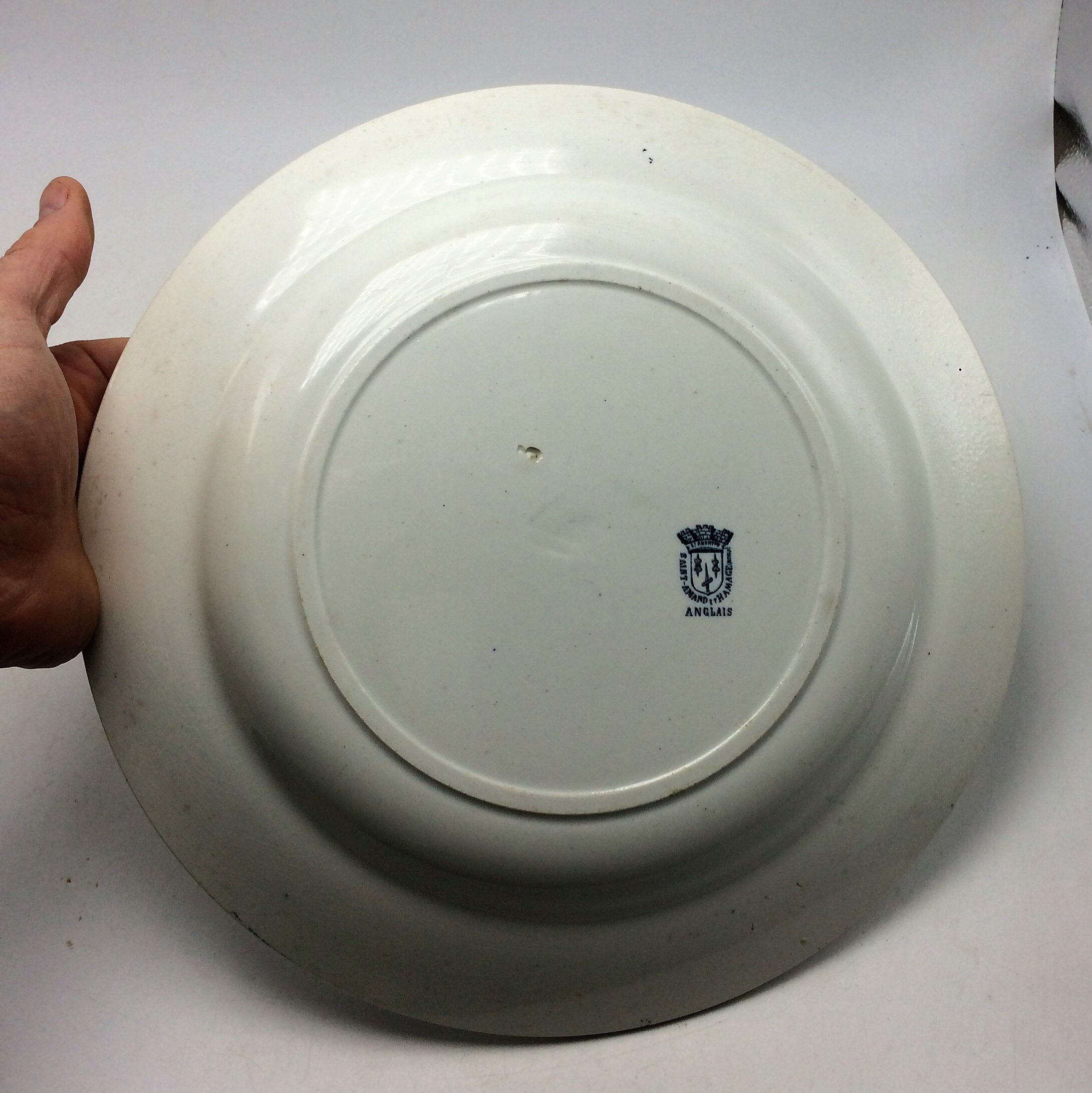 Round dish in st. Amand earthenware and Hamage model English diametre 29.7 cm