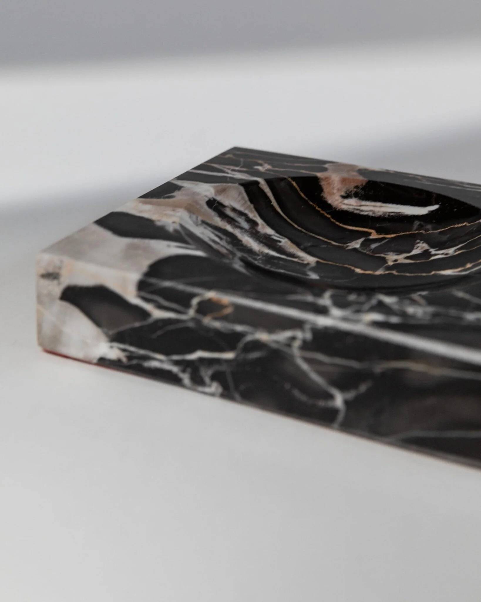 Cendrier vintage en marbre noir, beige et blanc avec base en tissu rouge - Design italien des années 1970, sculpture de bureau lourde