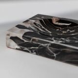 Cendrier vintage en marbre noir, beige et blanc avec base en tissu rouge - Design italien des années 1970, sculpture de bureau lourde