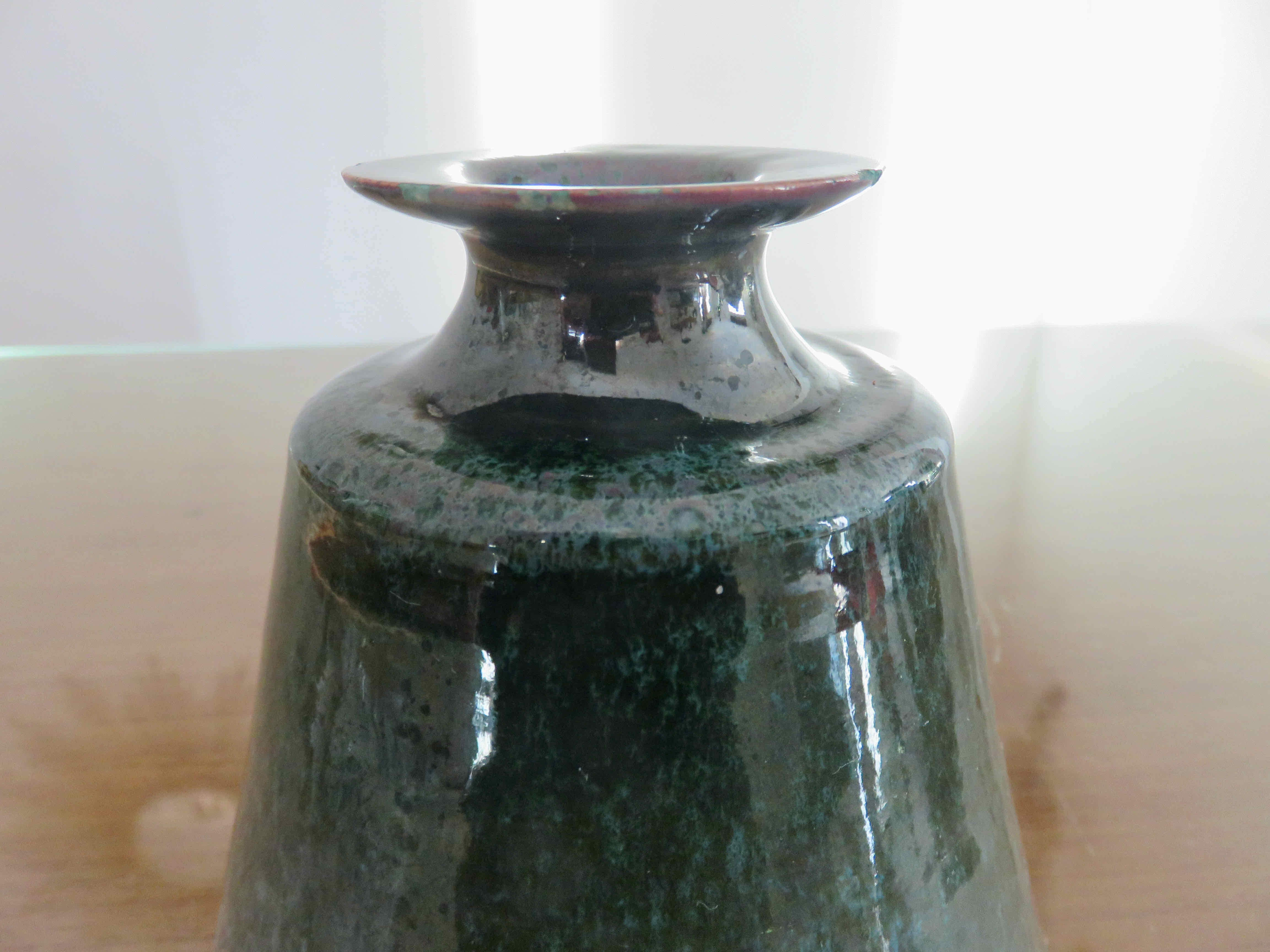 Vase en céramique dans les tons verts