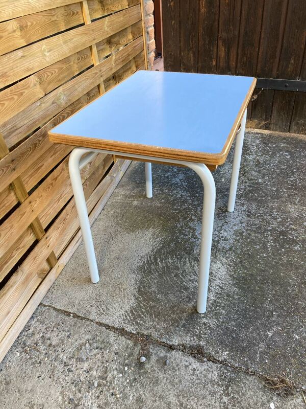 Bureau maternelle et sa chaise