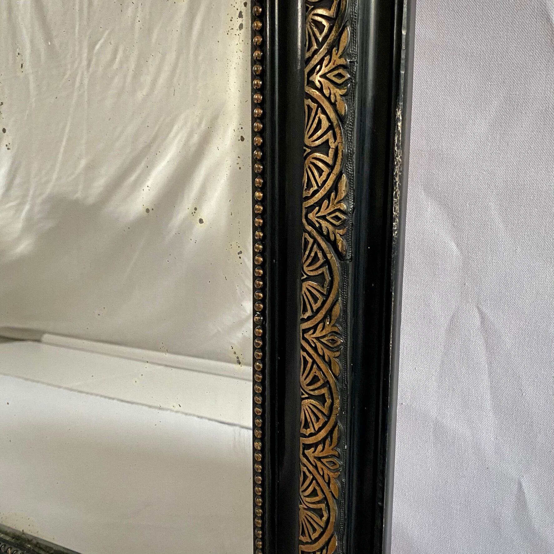 Mirror Napoleon III, black and gold with pediment