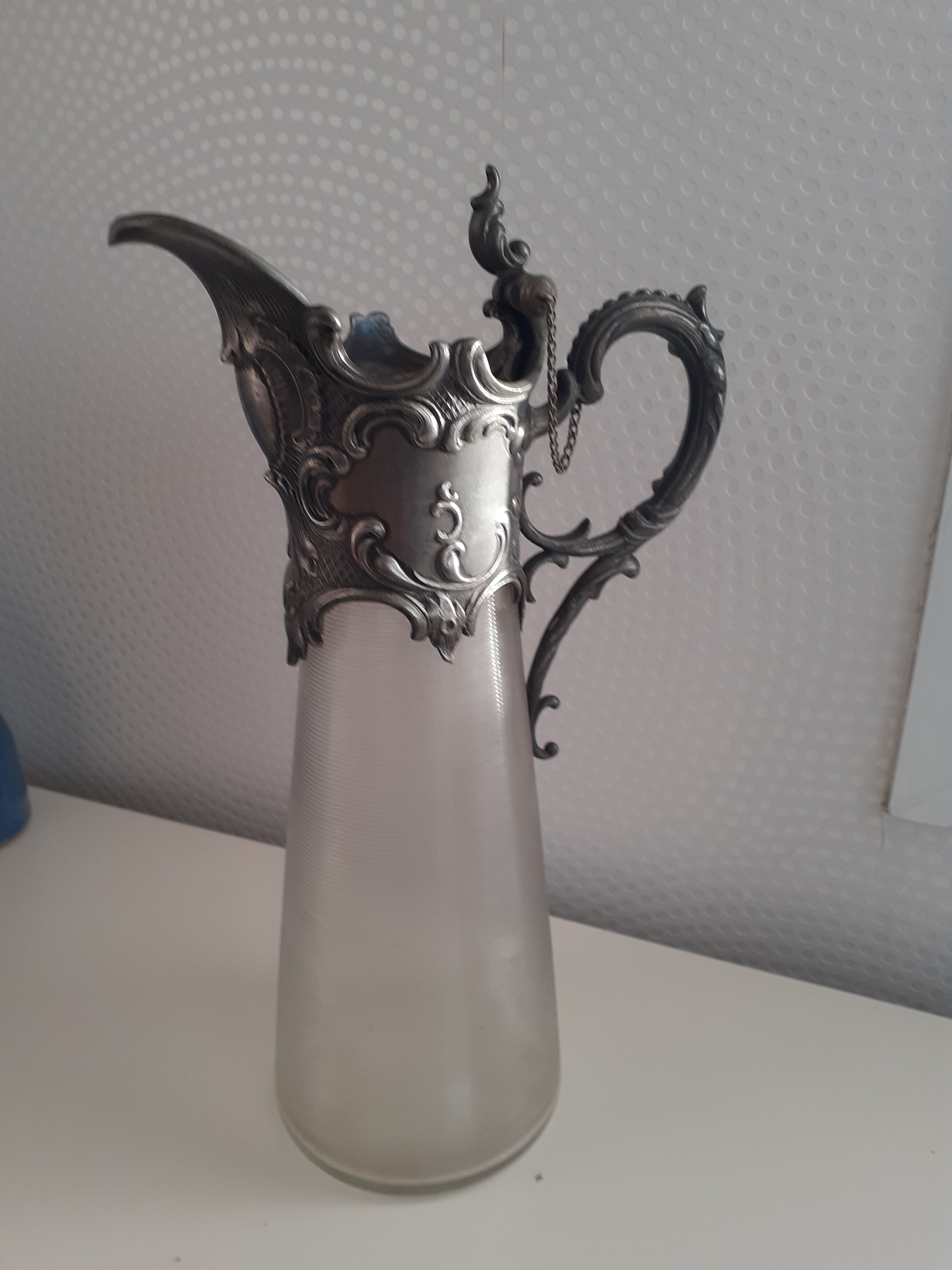 Aiguière ancienne en verre et étain