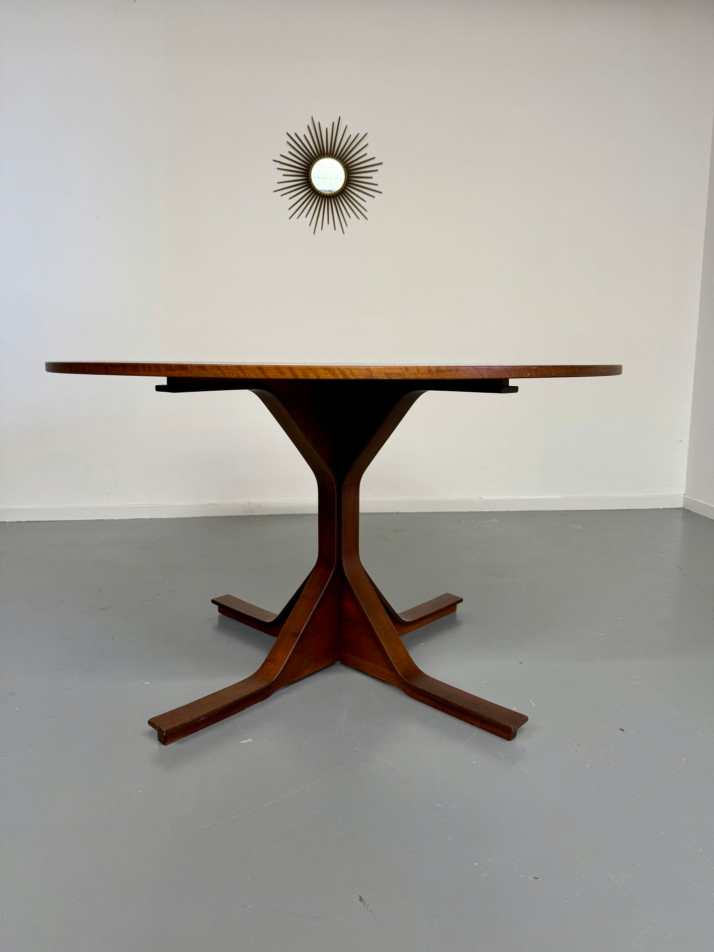 Table repas design Gianfranco Frattini pour Bernini model 522 année 60
