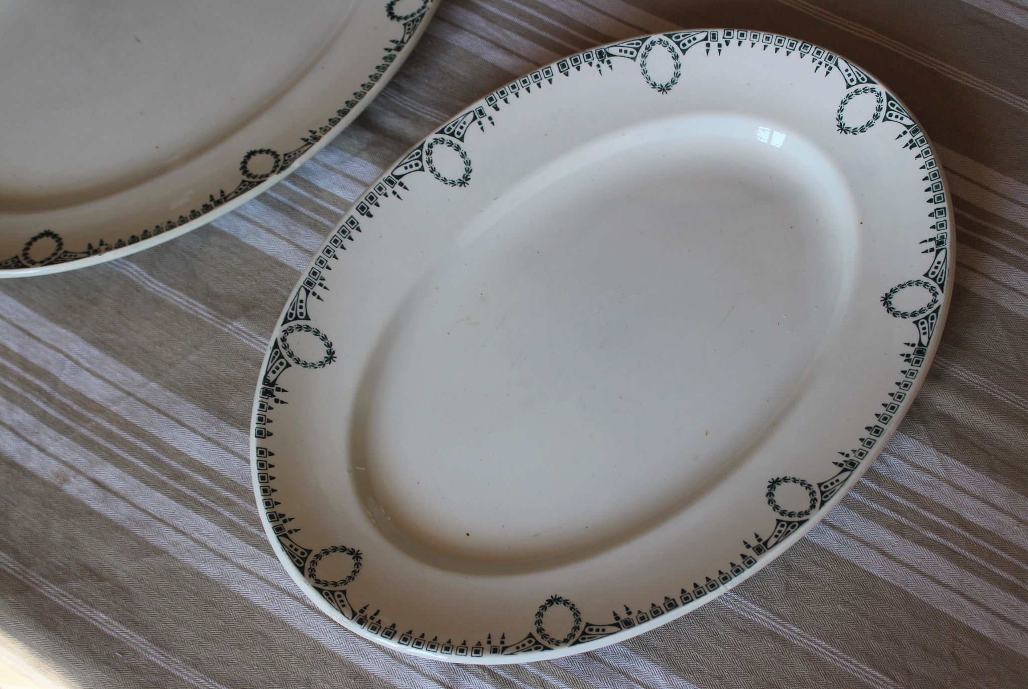 Lot 2 oval dishes Terre de fer Saint Amand swan