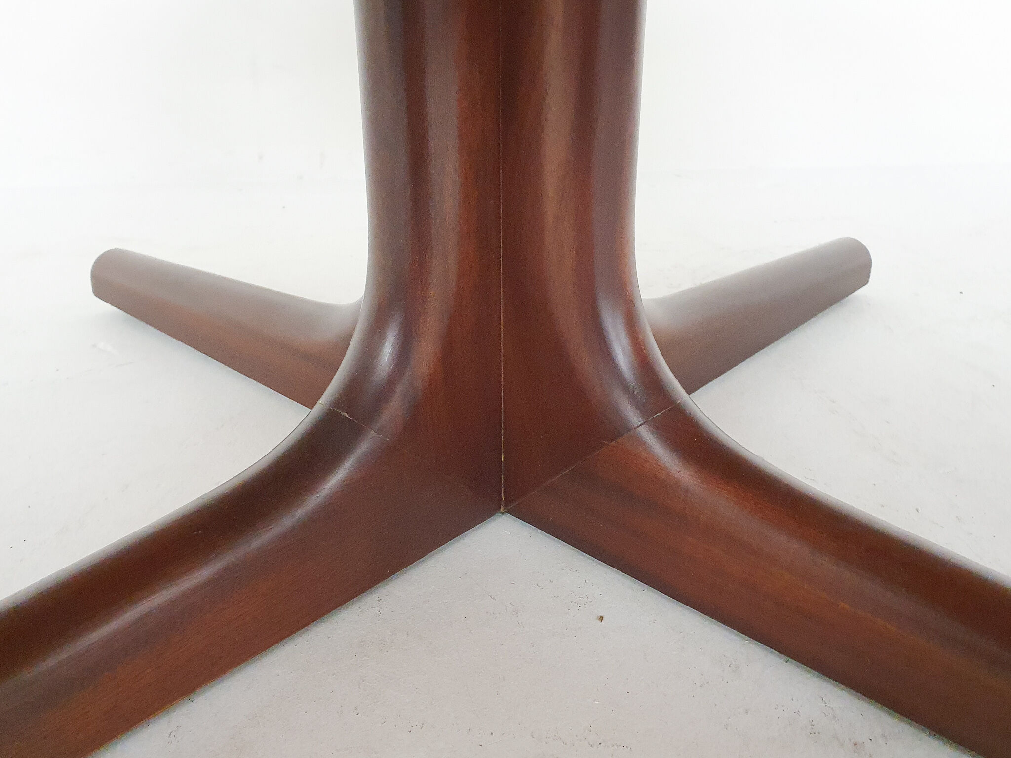 Table basse ronde en placage de bois de rose, années 1960