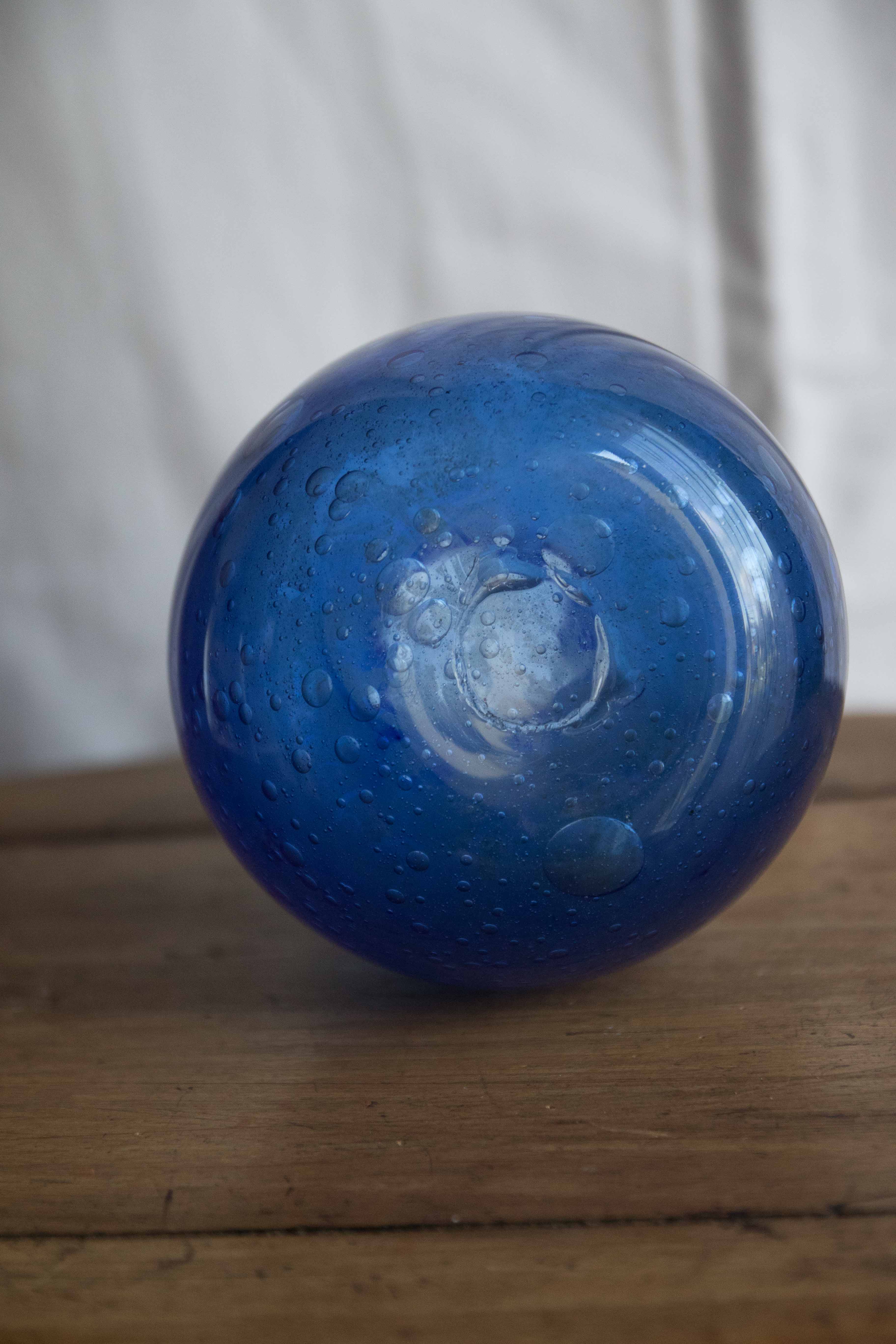 Vase bleu bullé en verre soufflé