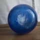 Vase bleu bullé en verre soufflé