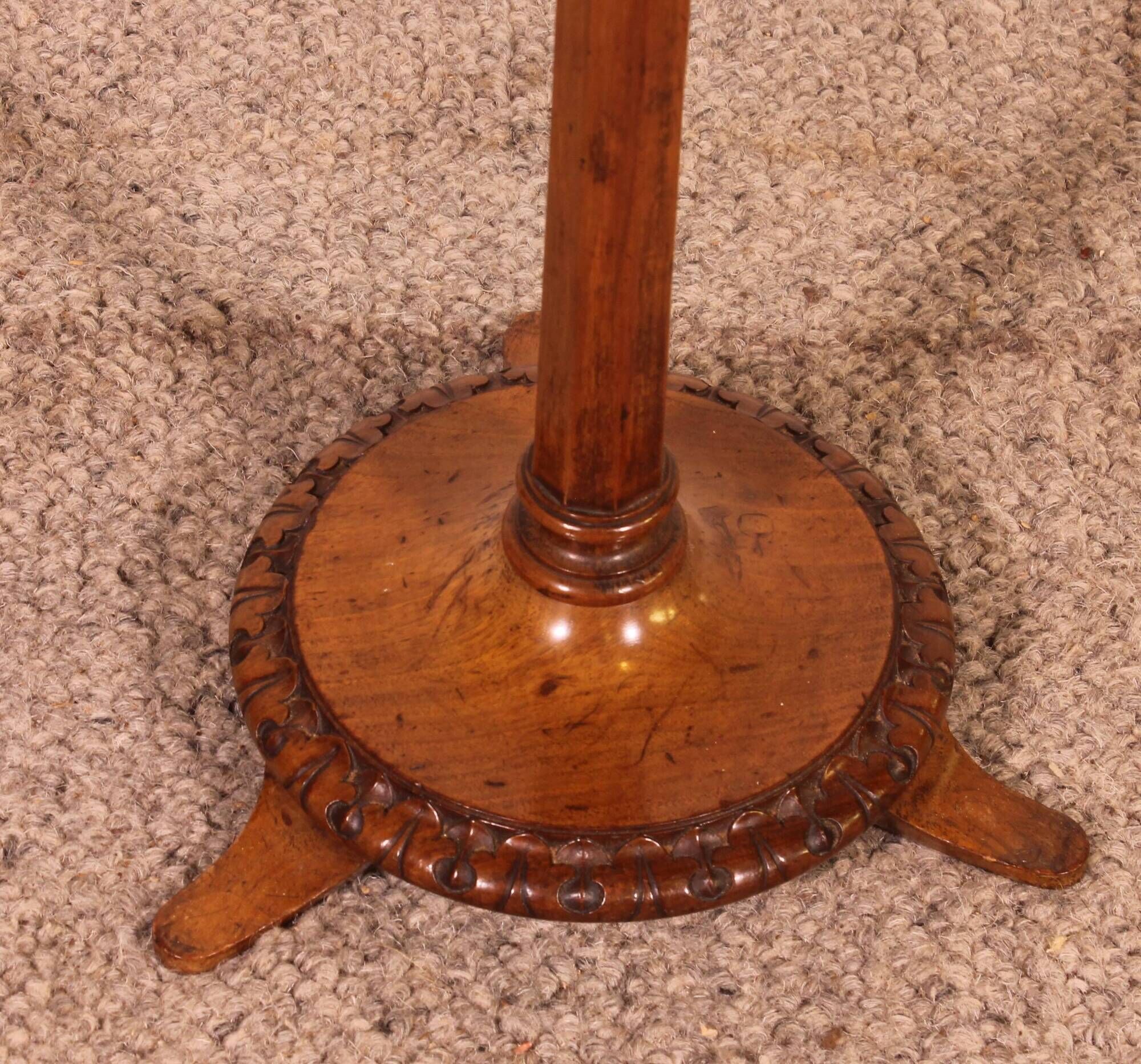 Small guéridon called tea table in walnut - 19th century stamped Holland and So.