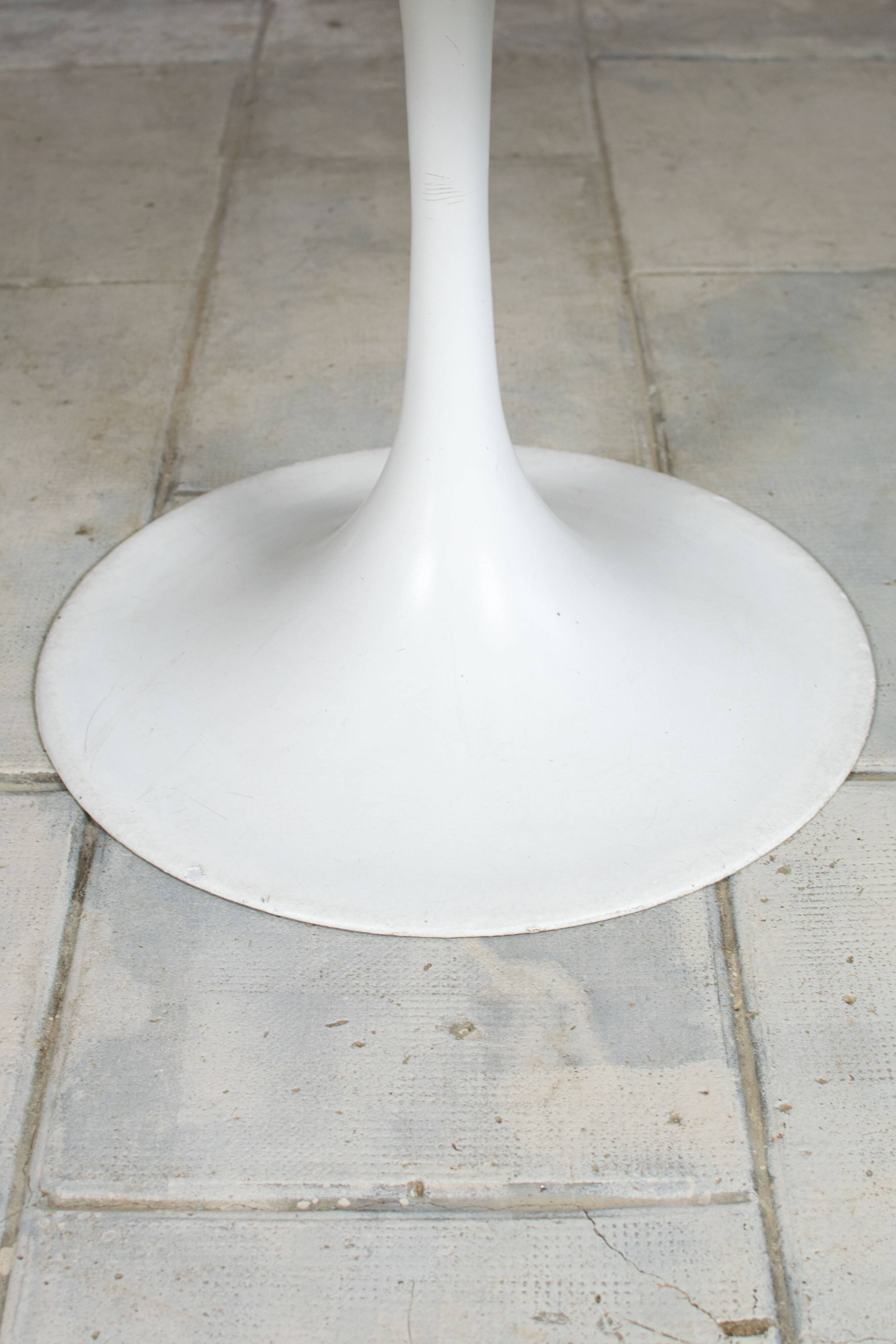 Vintage tulip table 1970