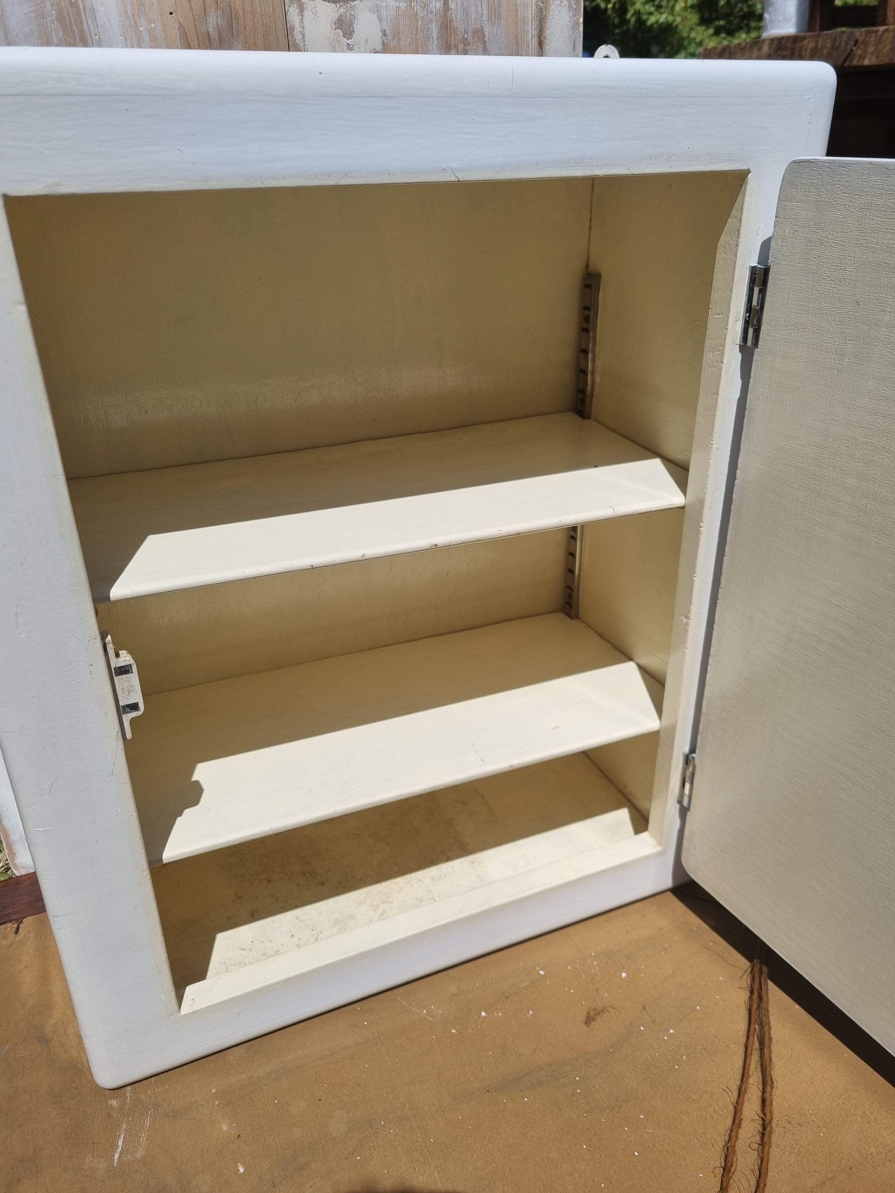 Armoire à pharmacie miroir années 50