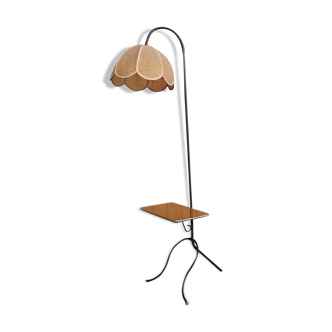 E-reader with tablet and tripod foot