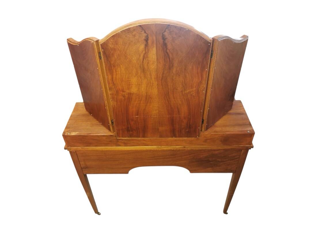 Dressing table with a triptych mirror