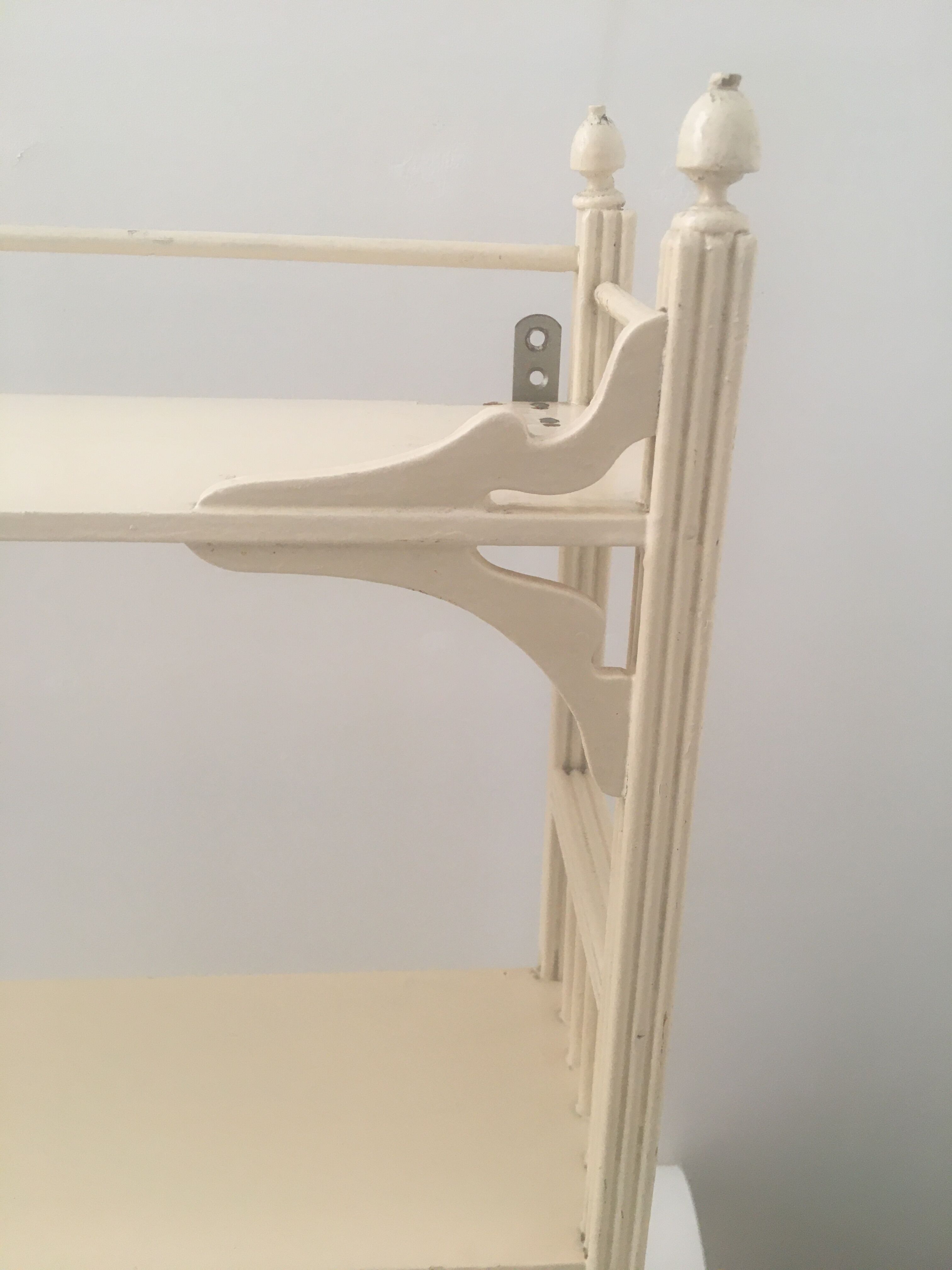 Wall-mounted shelf cabinet to hang