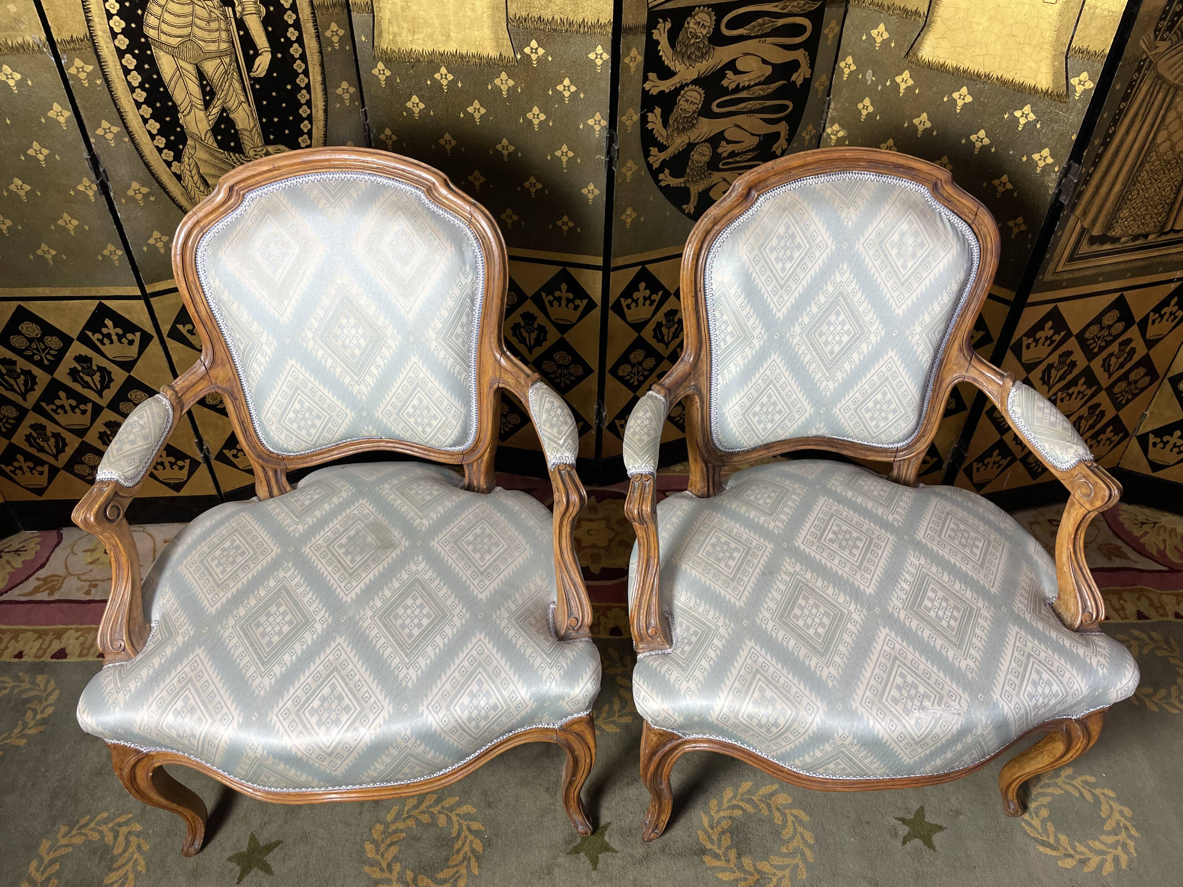 Paire de fauteuils cabriolets de style Louis XV