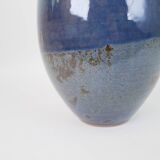 Grand vase en céramique émaillée bleu signé sous la base