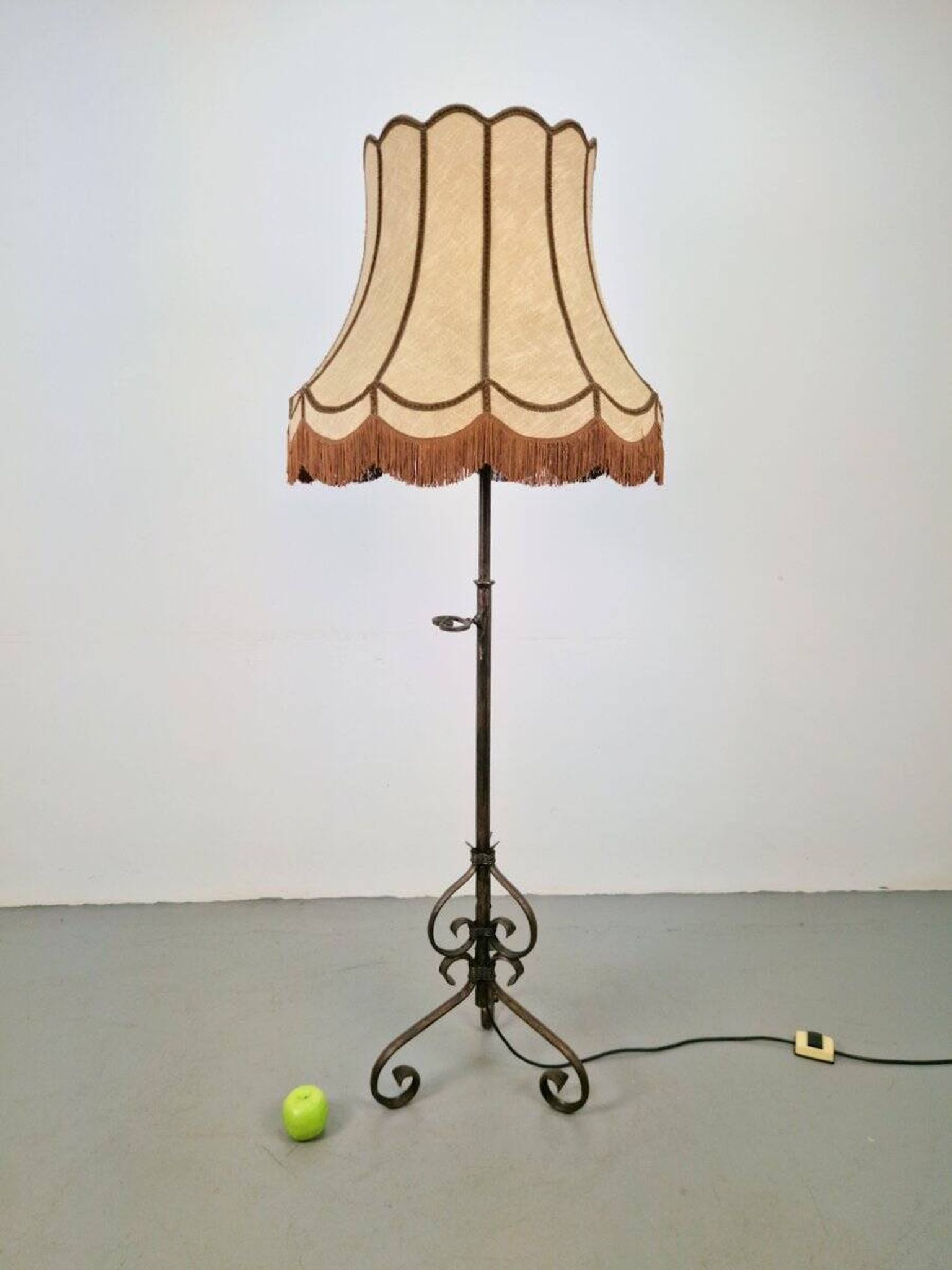 Lampe de sol en fer forgé réglable, années 1930