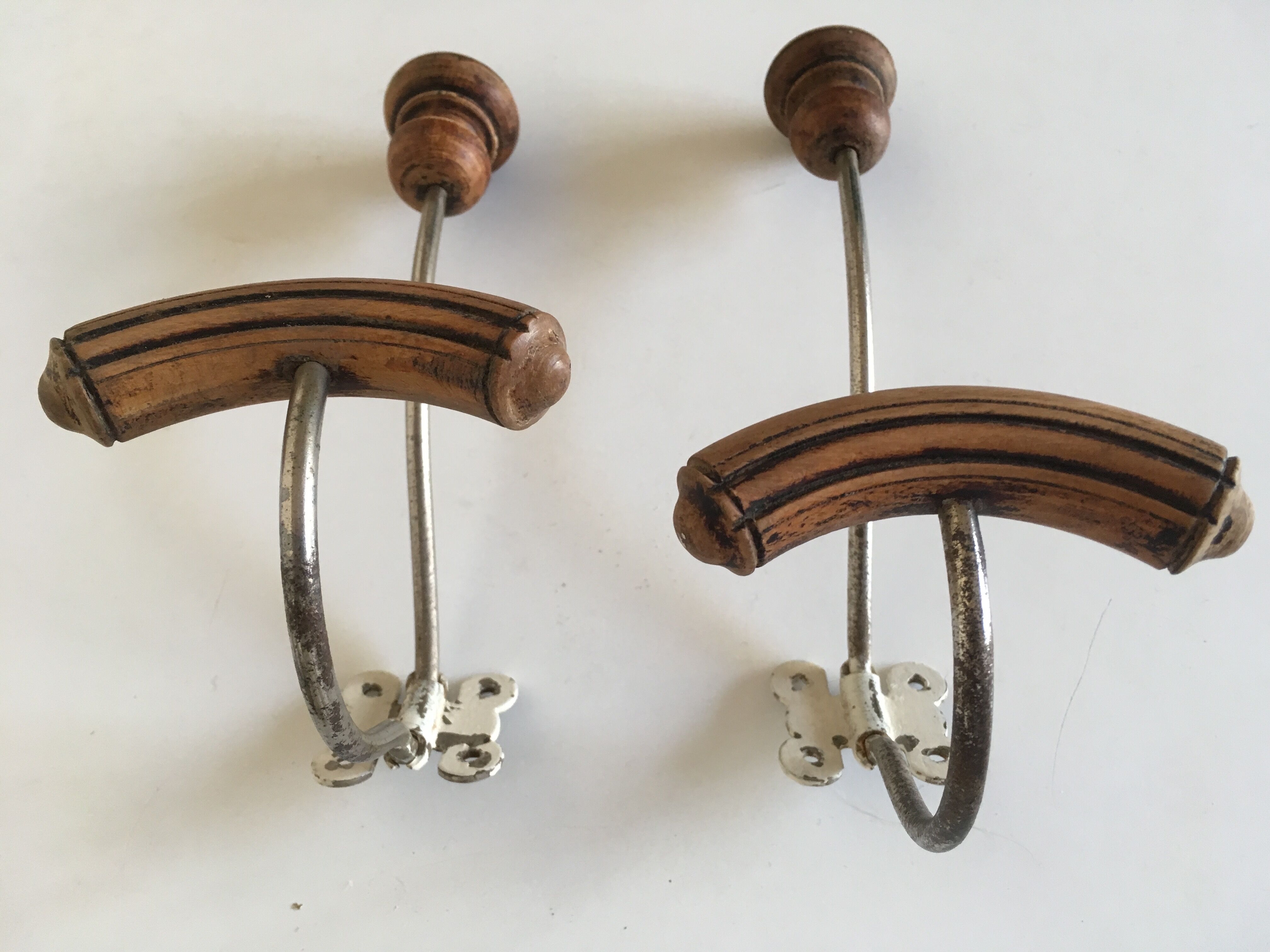 Paire de patères papillon en bois tourné 1920