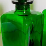 Duo de flacons-carafes en verre vert vintages