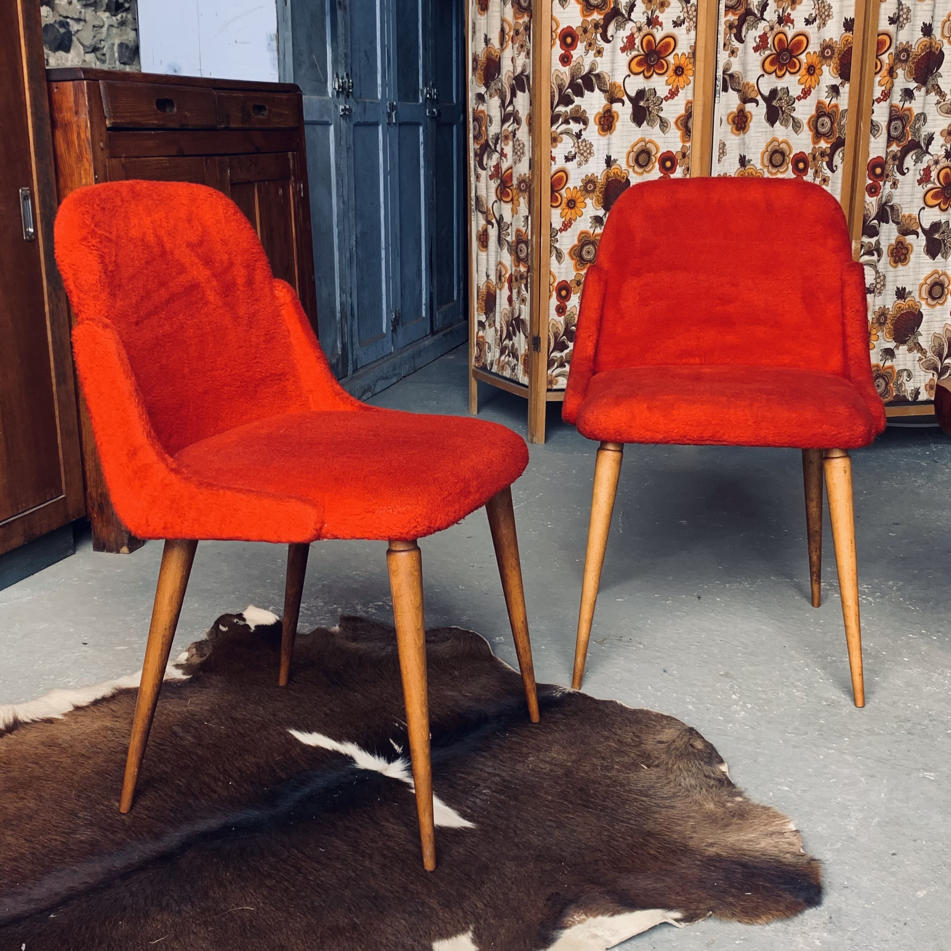 2 red moumoute chairs
