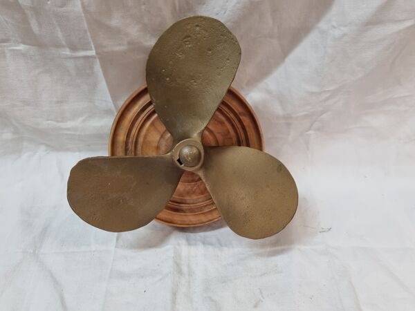Hélice de bateau en bronze sur bois
