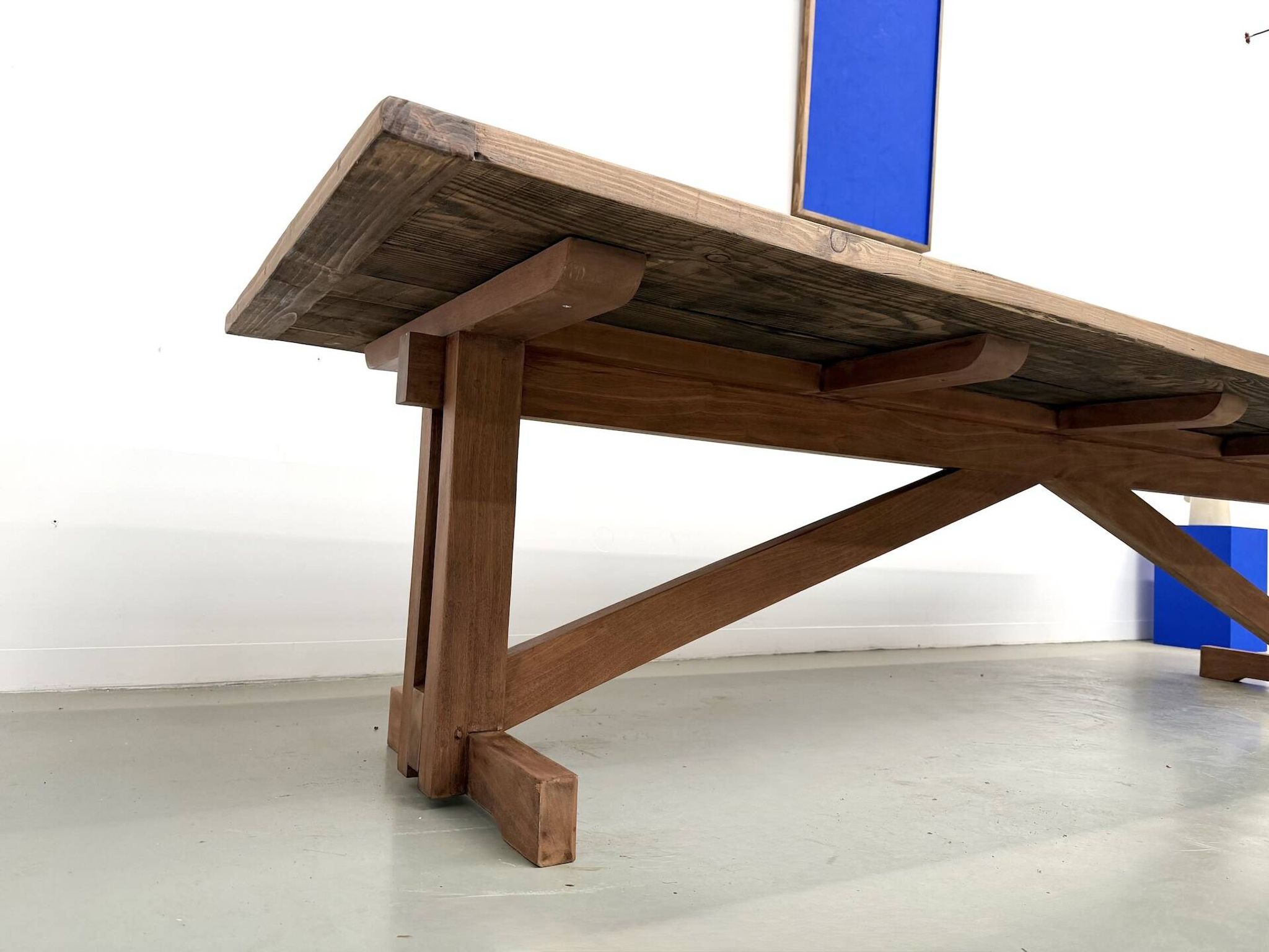 Refectory table in solid pine and beech, with X-shaped legs.
