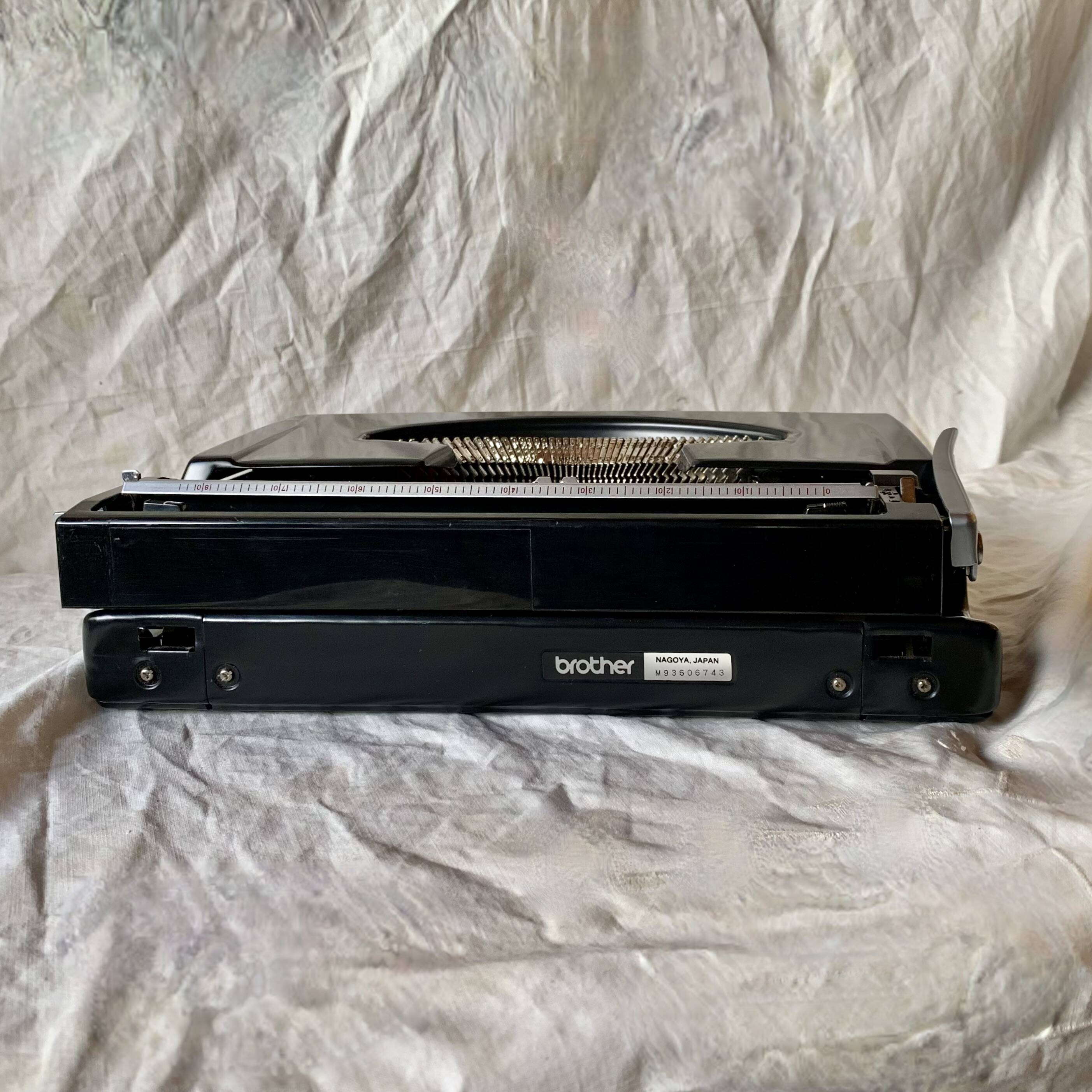 Old Brother 220 Deluxe mechanical typewriter - Made in Japan