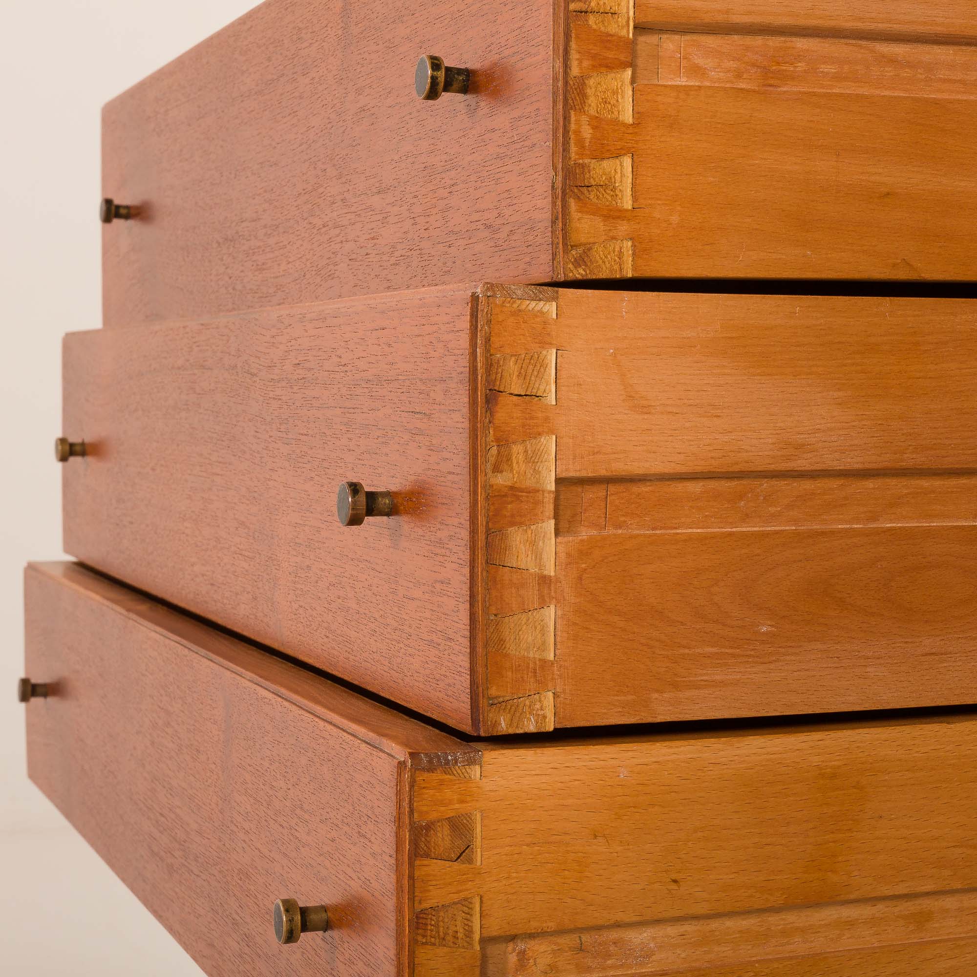 Un meuble mural autoportant italien en teck, des années 1950.