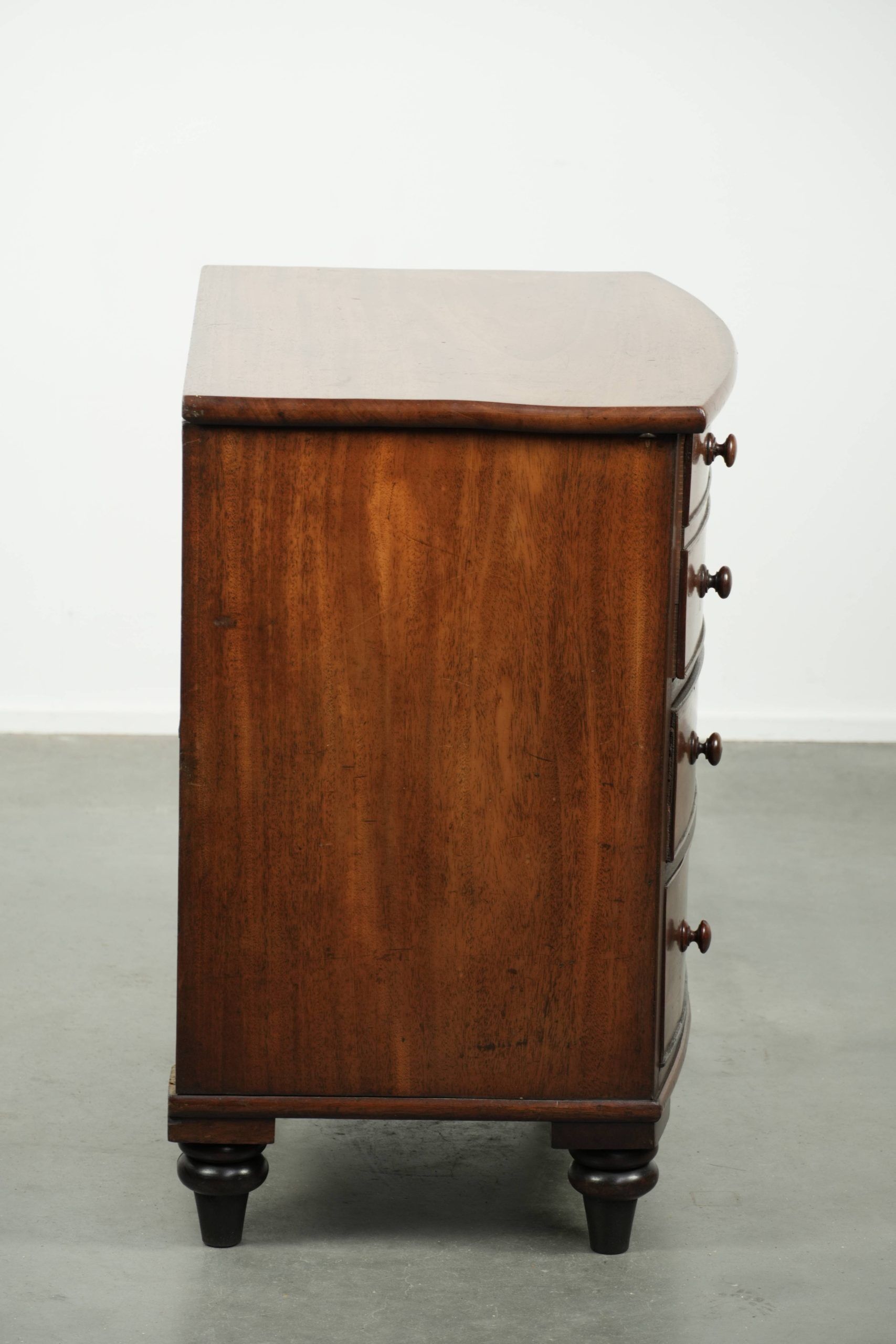 Commode anglaise du 19e siècle en taille subtile et unique.