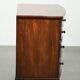 Commode anglaise du 19e siècle en taille subtile et unique.