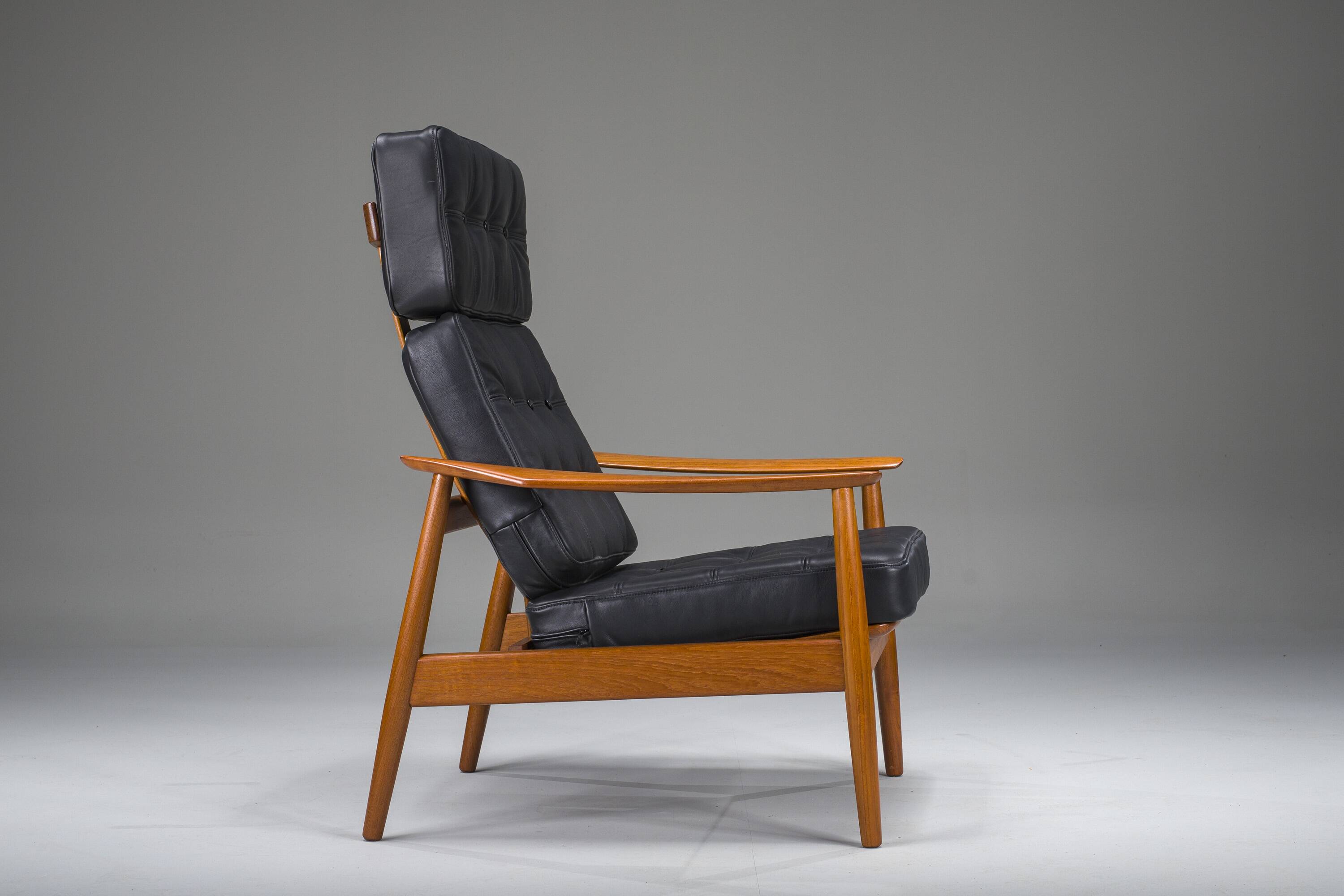 Mid-Century Modern FD 164 Armchair in Teak and Black Leather by Arne Vodder