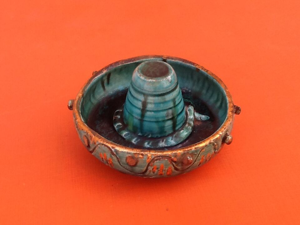 Empty pocke in glazed ceramic