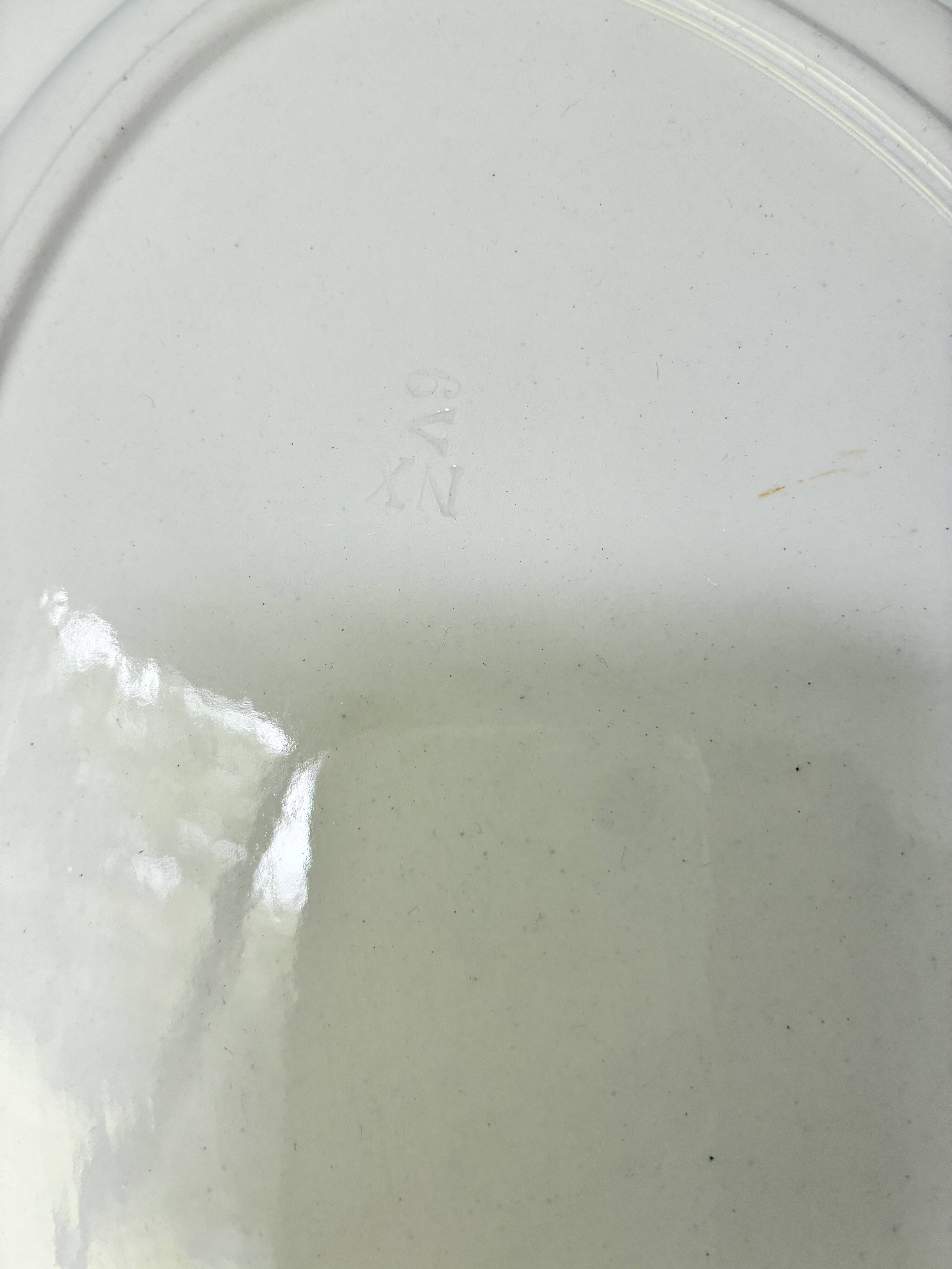 Oval serving dish in earthenware.