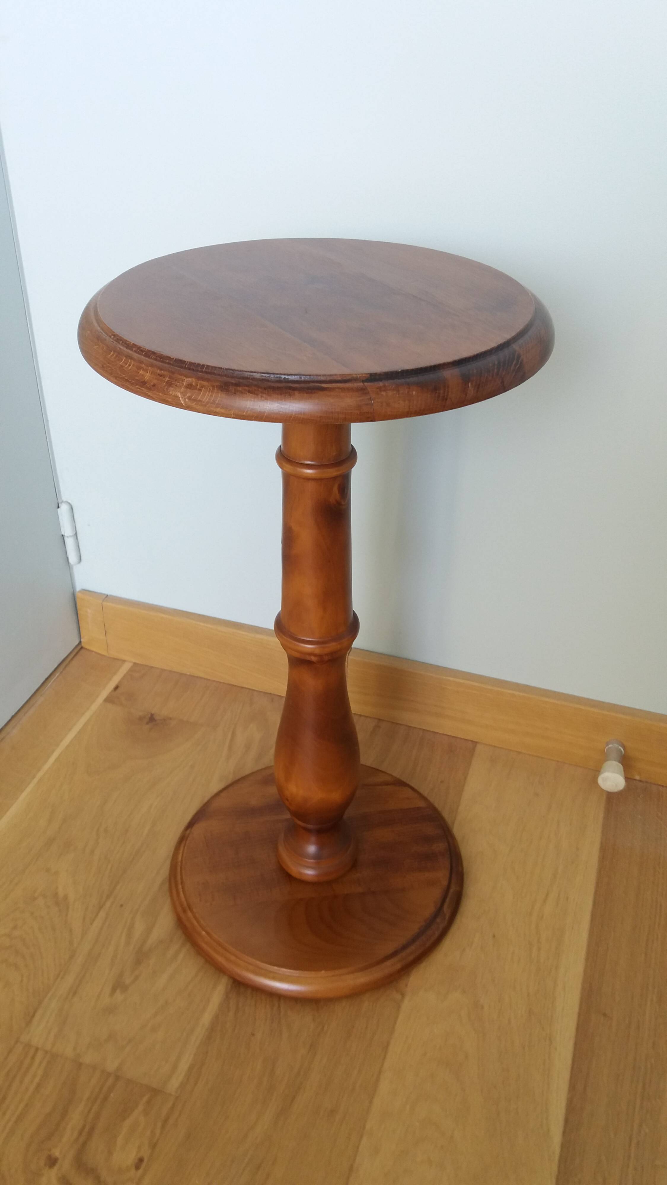 Round pedestal table in solid wood
