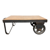 Table basse industrielle noire sur roulettes, années 1960
