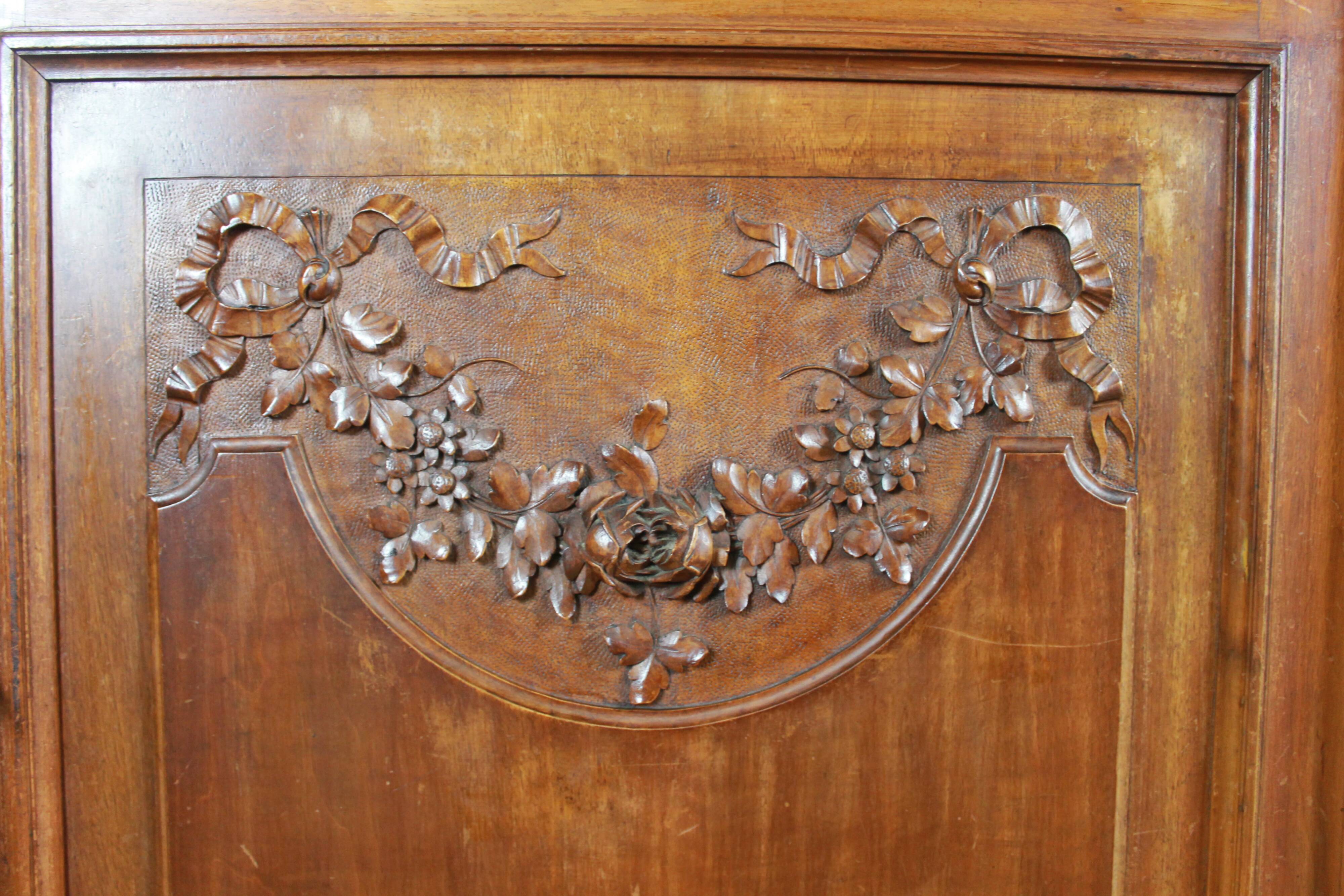 Half-moon shaped serving trolley