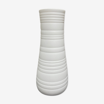 Vase en biscuit de porcelaine